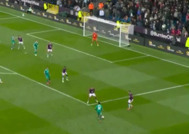 Znowu to zrobili! Koszmarny błąd i Salah ratuje Liverpool w ostatniej minucie [WIDEO]