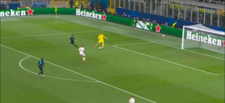 Kuriozalny błąd bramkarza w Lidze Mistrzów! [WIDEO]