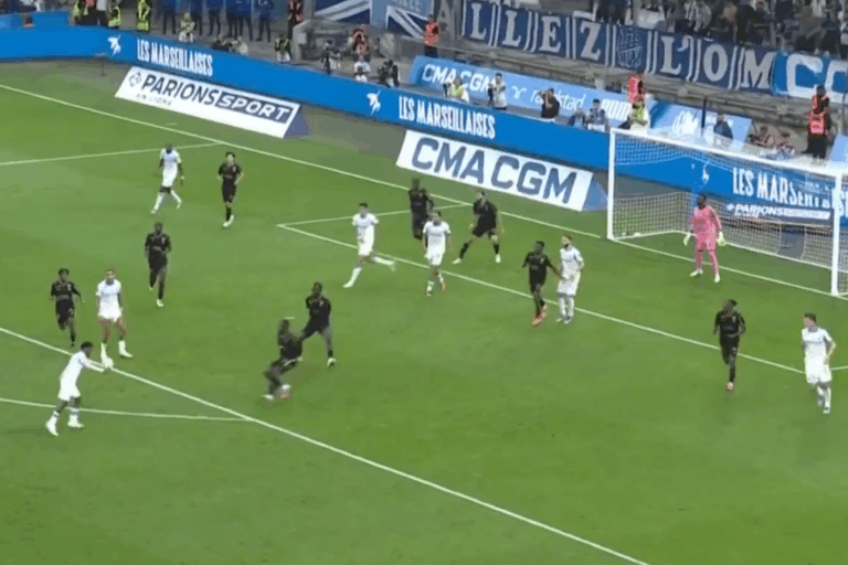 Piękny gol w Ligue 1! Perfekcyjny strzał z powietrza [WIDEO]