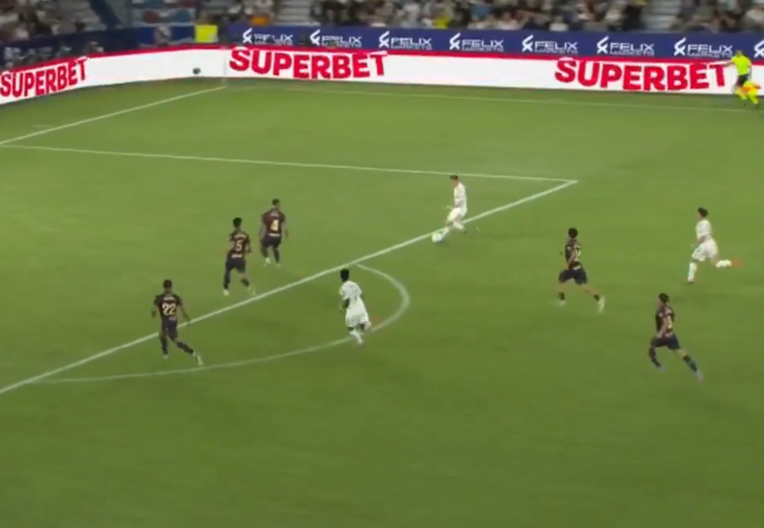 Cudowny debiutancki gol gracza Realu Madryt! Idealny strzał [WIDEO]