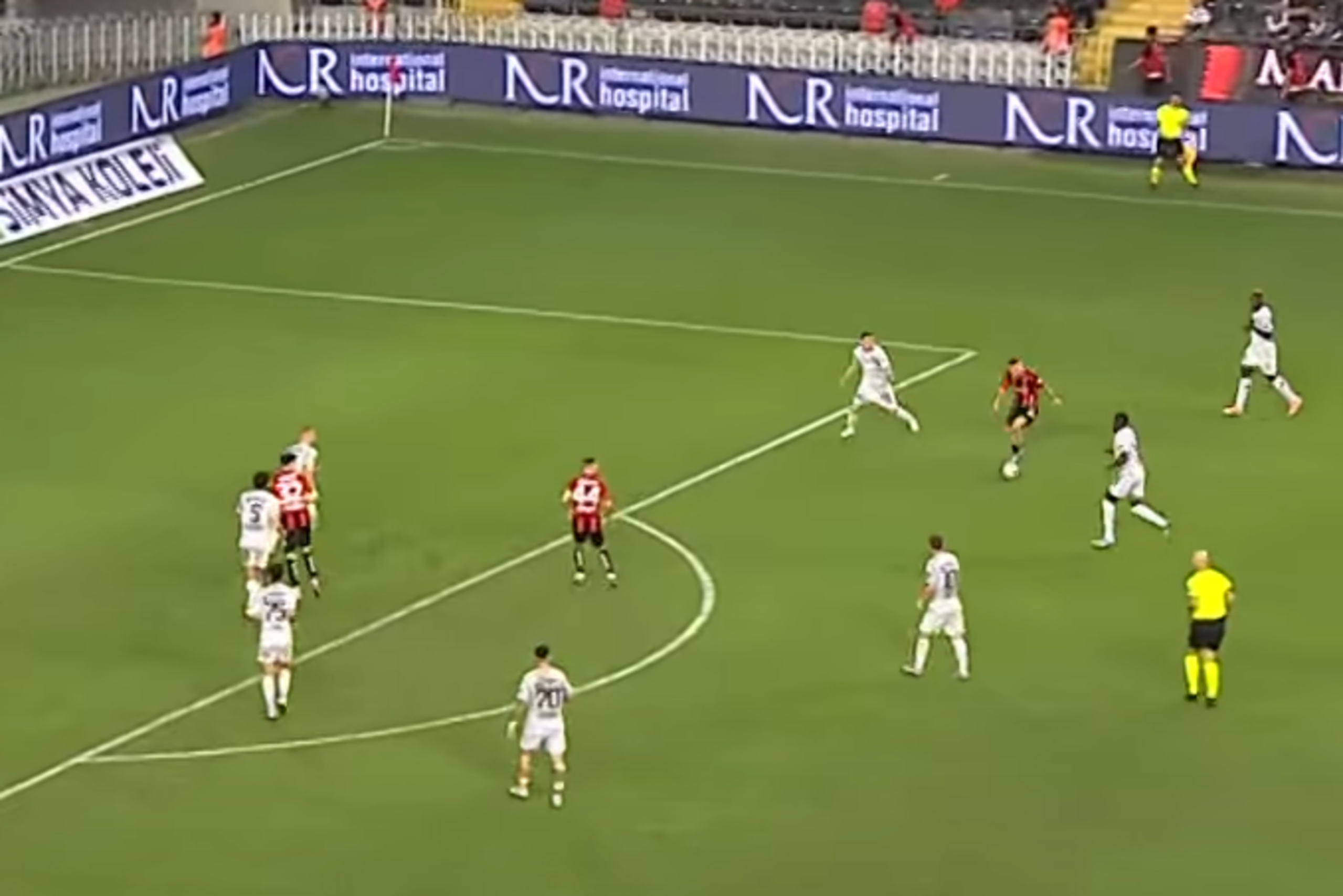 Piękna bramka Kacpra Kozłowskiego! Strzał zza pola karnego [WIDEO]