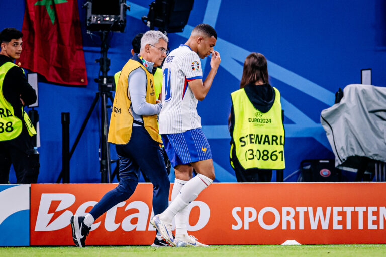 2024.07.05 Hamburg
Volksparkstadion w Hamburgu, UEFA Euro 2024, cwiercfinaly, Pilka nozna, 
Portugalia - Francja
N/z KYLIAN MBAPPE kontuzja faul schodzi z boiska
Foto Mateusz Porzucek PressFocus

2024.07.05 Hamburg
Football match between Portugal and France, 1/4 quarterfinal
Portugalia - Francja
KYLIAN MBAPPE kontuzja faul schodzi z boiska
Credit: Mateusz Porzucek PressFocus