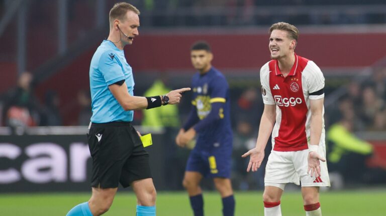 AMSTERDAM, 07-11-2024, JohanCruyff Arena , season 2024 / 2025 , UEFA Europa League match between Ajax and Maccabi Tel Aviv FC, referee Ondrej Berka, Ajax player Kenneth Taylor (Photo by Pro Shots/Sipa USA)
2024.11.07 Amsterdam
pilka nozna liga Europy
Ajax Amsterdam - Maccabi Tel Aviv
Foto Pro Shots Photo Agency/SIPA USA/PressFocus

!!! POLAND ONLY !!!