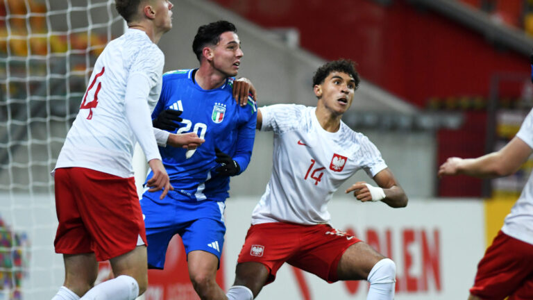2024.11.15 Bialystok Pilka nozna Mecz rozgrywek Elite League U20 pomiedzy Polska (bialo-czerwone) - Wlochy. N/z (L-P) Bartlomiej Smolarczyk Alessio Vacca Jakub Okusami Foto Michal Kosc / PressFocus
2024.11.15 Bialystok Football Game Elite League U-20 Poland (white-red) - Italy Credit: Michal Kosc / PressFocus