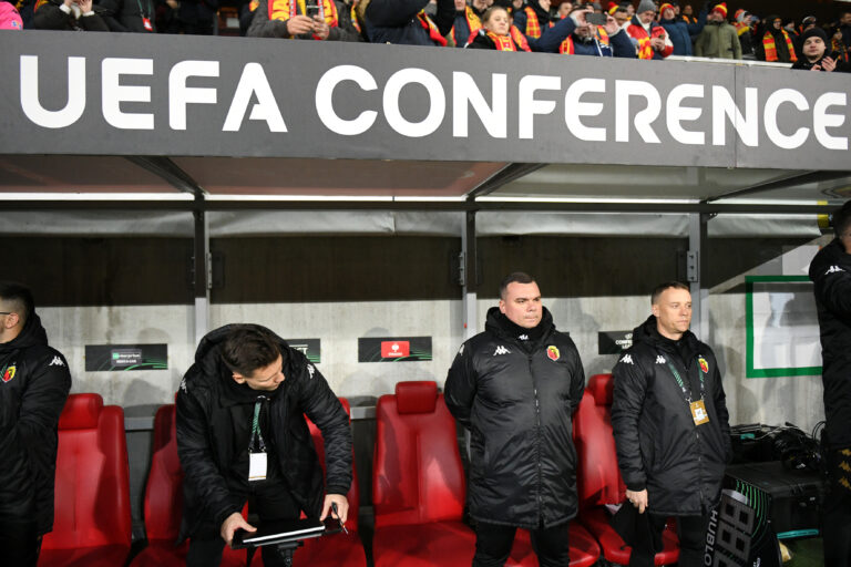 2025.02.20 Bialystok pilka nozna 1/16 finalu Liga Konferencji Europy 2024/2025 Jagiellonia Bialystok - TSC Backa Topola N/z poczatek meczu (L-P) Adrian Siemieniec trener Jagiellonii Bialystok oraz Rafal Grzyb 2 trener Foto Michal Kosc / PressFocus 
2025.02.20 Bialystok Bialystok Football - UEFA Conference League 2024/2025 Jagiellonia Bialystok - TSC Backa Topola Credit: Michal Kosc / PressFocus