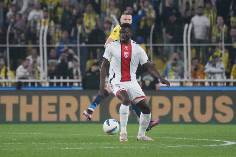 Milan Skriniar of Fenerbahce and Marius Mouandilmadji R of Samsunspor battle for the ball during the Turkish Super League match between Fenerbahce and Samsunspor at Ulker Sukru Saracoglu Stadium on March 16, 2025 in Istanbul, Turkey. Istanbul Turkey Copyright: xSeskimphotox Fenerbahce-Samsun-16325 2
2025.03.16 Stambul
pilka nozna , liga turecka
Fenerbahce Stambul - Samsunspor
Foto IMAGO/PressFocus

!!! POLAND ONLY !!!