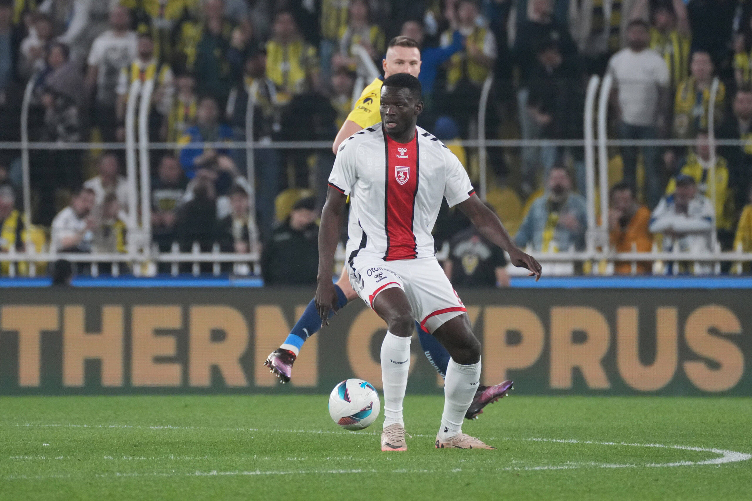 Milan Skriniar of Fenerbahce and Marius Mouandilmadji R of Samsunspor battle for the ball during the Turkish Super League match between Fenerbahce and Samsunspor at Ulker Sukru Saracoglu Stadium on March 16, 2025 in Istanbul, Turkey. Istanbul Turkey Copyright: xSeskimphotox Fenerbahce-Samsun-16325 2
2025.03.16 Stambul
pilka nozna , liga turecka
Fenerbahce Stambul - Samsunspor
Foto IMAGO/PressFocus

!!! POLAND ONLY !!!