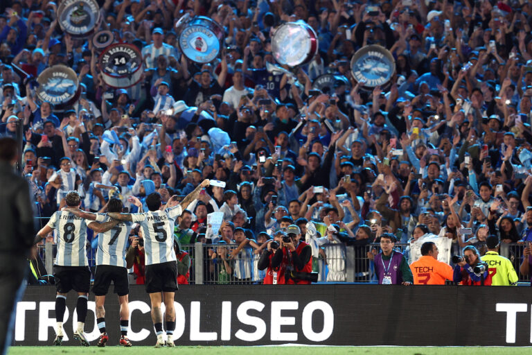 L to R Argentinas midfielders Enzo Fernandez, Rodrigo De Paul y Leandro Paredes celebrate with fans after defeating 4-1 to Brazil during the South American qualification football match between Argentina and Brazil for the FIFA World Cup, WM, Weltmeisterschaft, Fussball 2026 at the Monumental stadium in Buenos Aires on March 25, 2024. BUENOS AIRES ARGENTINA *** L to R Argentinas midfielders Enzo Fernandez, Rodrigo De Paul and Leandro Paredes celebrate with fans after defeating Brazil 4 1 during the South American qualification football match between Argentina and Brazil for the FIFA World Cup 2026 at the Monumental stadium in Buenos Aires on March 25, 2024 BUENOS AIRES ARGENTINA Copyright: xALEJANDROxPAGNIx
2025.03.25 Buenos Aires
pilka nozna eliminacje , kwalifikacje do Mistrzostw Swiata 2026
Argentyna - Brazylia
Foto IMAGO/PressFocus

!!! POLAND ONLY !!!