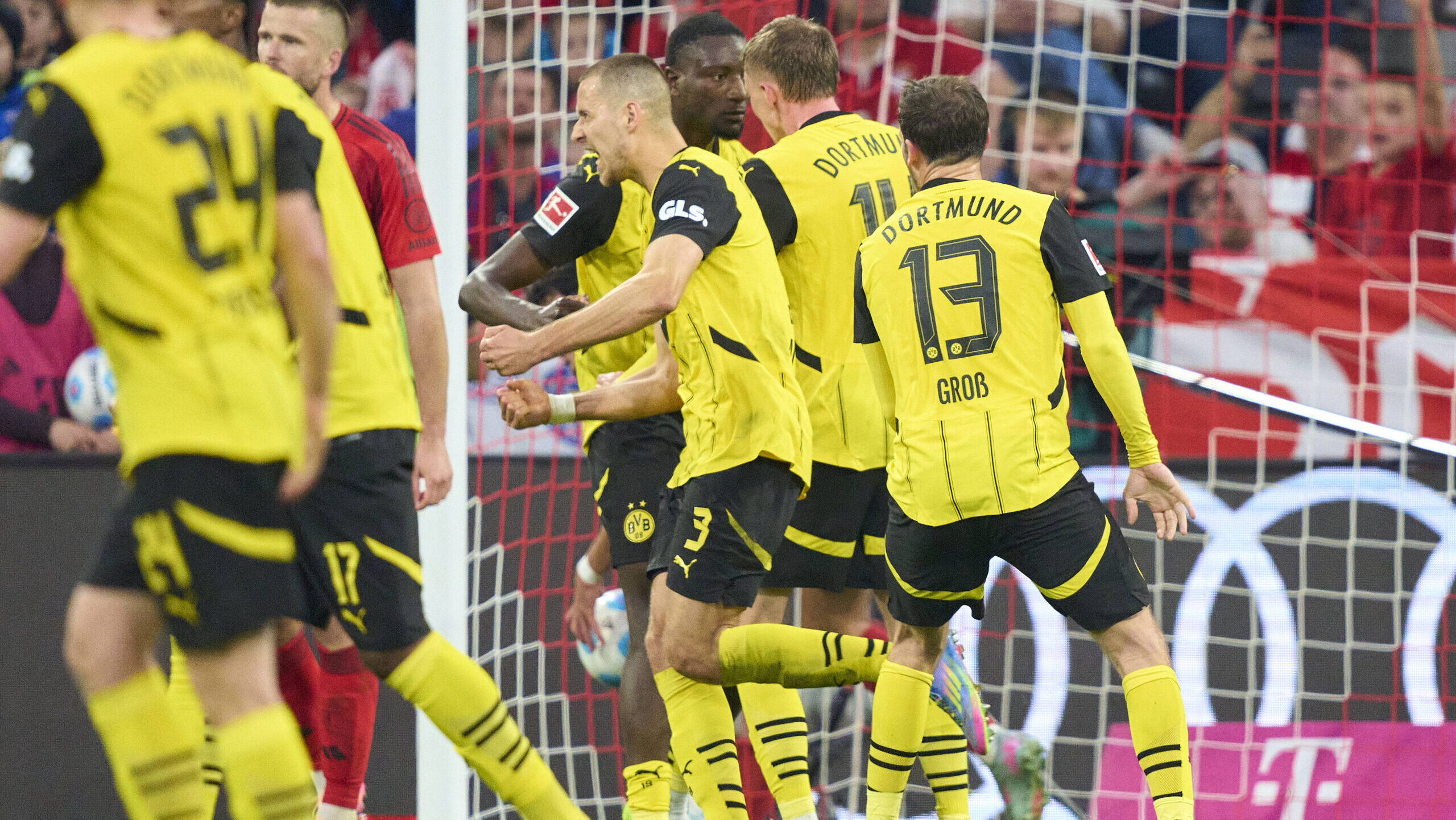 Waldemar Anton, BVB 3 scores, shoots goal , Tor, Treffer, Torschuss, 2-2 celebrates his goal, happy, laugh, celebration, in the match FC BAYERN MuNCHEN - BORUSSIA DORTMUND 2-2 on Apr 12, 2025 in Munchen, Germany. Season 2024/2025, 1.Bundesliga, FCB, BVB, matchday 29, 29.Spieltag
2025.04.12 Monachium
pilka nozna , liga niemiecka
Bayern Monachium - Borussia Dortmund
Foto IMAGO/PressFocus

!!! POLAND ONLY !!!