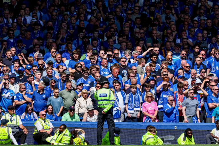 Everton fans shading there eyes during the Premier League match Everton vs Southampton at Goodison Park, Liverpool, United Kingdom, 18th May 2025

(Photo by Mark Cosgrove/News Images) in Liverpool, United Kingdom on 5/18/2025. (Photo by Mark Cosgrove/News Images/Sipa USA)
2025.05.18 Liverpool
pilka nozna liga angielska
Everton - Southampton
Foto News Images/SIPA USA/PressFocus

!!! POLAND ONLY !!!