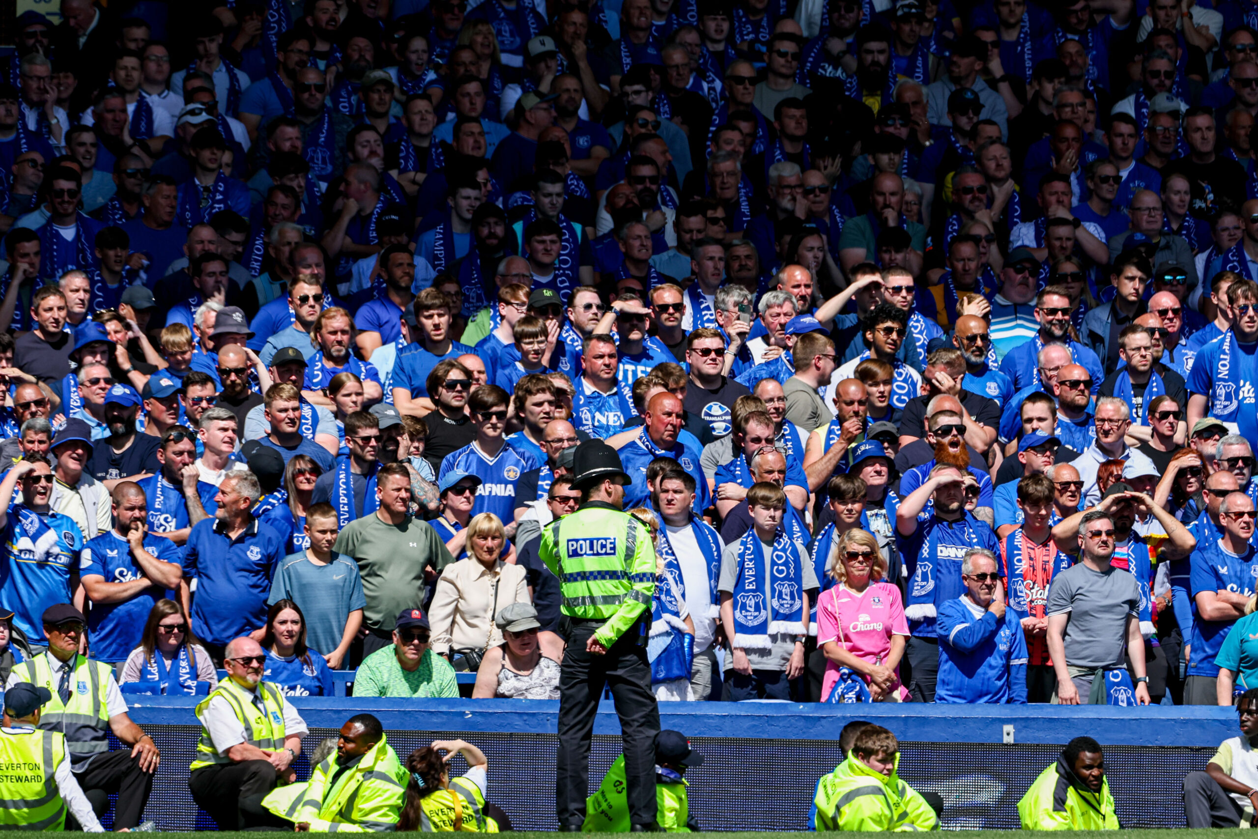 Everton fans shading there eyes during the Premier League match Everton vs Southampton at Goodison Park, Liverpool, United Kingdom, 18th May 2025

(Photo by Mark Cosgrove/News Images) in Liverpool, United Kingdom on 5/18/2025. (Photo by Mark Cosgrove/News Images/Sipa USA)
2025.05.18 Liverpool
pilka nozna liga angielska
Everton - Southampton
Foto News Images/SIPA USA/PressFocus

!!! POLAND ONLY !!!