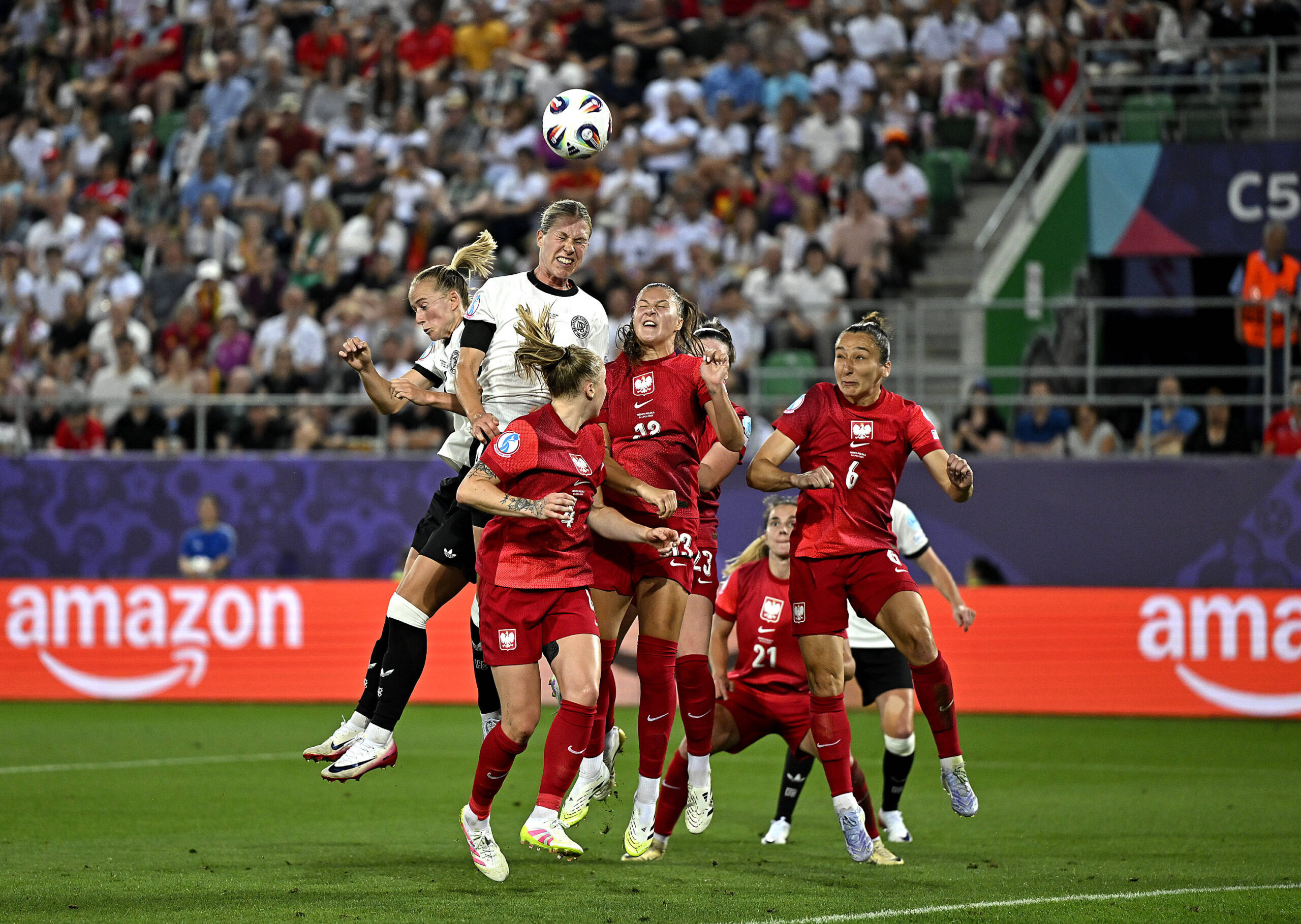 04.07.2025, UEFA Frauen-Europameisterschaft 2025 in der Schweiz. Spieltag 1, Vorrunde, Deutschland - Polen, im Kybunpark St. Gallen, Schweiz. L-R Rebecca Knaak Deutschland setzt sich im Kopfballduell gegen Paulina Dudek Polen, Emilia Szymczak Polen und Sylwia Matysik Polen durch *** 04 07 2025, UEFA Womens European Championship 2025 in Switzerland Matchday 1, preliminary round, Germany Poland, at Kybunpark St Gallen, Switzerland L R Rebecca Knaak Germany prevails in a header duel against Paulina Dudek Poland , Emilia Szymczak Poland and Sylwia Matysik Poland
2025.07.04 St. Gallen
pilka nozna kobiet, Mistrzostwa Europy 2025
Niemcy - Polska
Foto IMAGO/PressFocus

!!! POLAND ONLY !!!