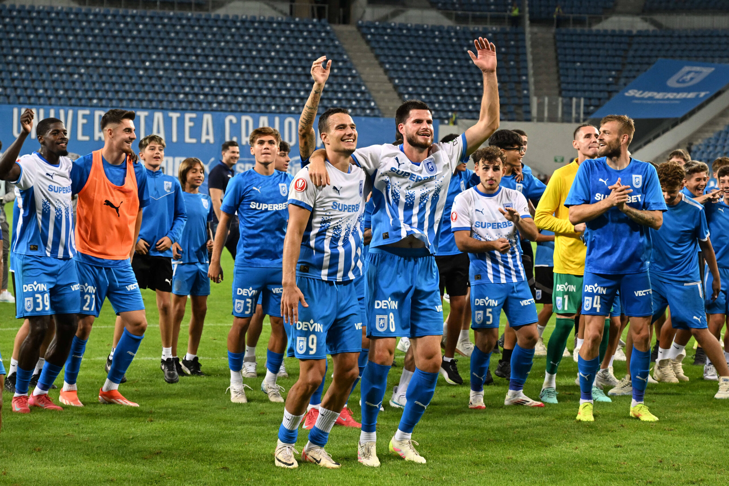 Fotbalistii craioveni Aime Steven Nsasa Nsimba Labe, David Andrei Barbu, Assad Al Islam Al Hamlawi, Anzor Mekvabishvili, Silviu Lung Jr., Tudor Cristian Baluta, Alexandru Cicaldau, Anzor Mekvabishvili si Alexandru Cretu saluta galeria dupa meciul dintre Universitatea Craiova si Universitatea Cluj, contand pentru Superliga Superbet, desfasurat pe Stadionul Ion Oblemenco din Craiova, luni 28 iulie 2025. Craiova *** Craiova footballers Aime Steven Nsasa Nsimba Labe, David Andrei Barbu, Assad Al Islam Al Hamlawi, Anzor Mekvabishvili, Silviu Lung Jr , Tudor Cristian Baluta, Alexandru Cicaldau, Anzor Mekvabishvili and Alexandru Cretu greet the gallery after the match between Universitatea Craiova and Universitatea Cluj, Super League Superbet, played at the Ion Oblemenco Stadium in Craiova, Monday, July 28, 2025 Craiova Copyright: xRazvanxPasarica/SPORTxPICTURESx
2025.07.28 Krajowa
pilka nozna , Liga Rumunska
Universitatea Craiova - Universitatea Cluj
Foto IMAGO/PressFocus

!!! POLAND ONLY !!!