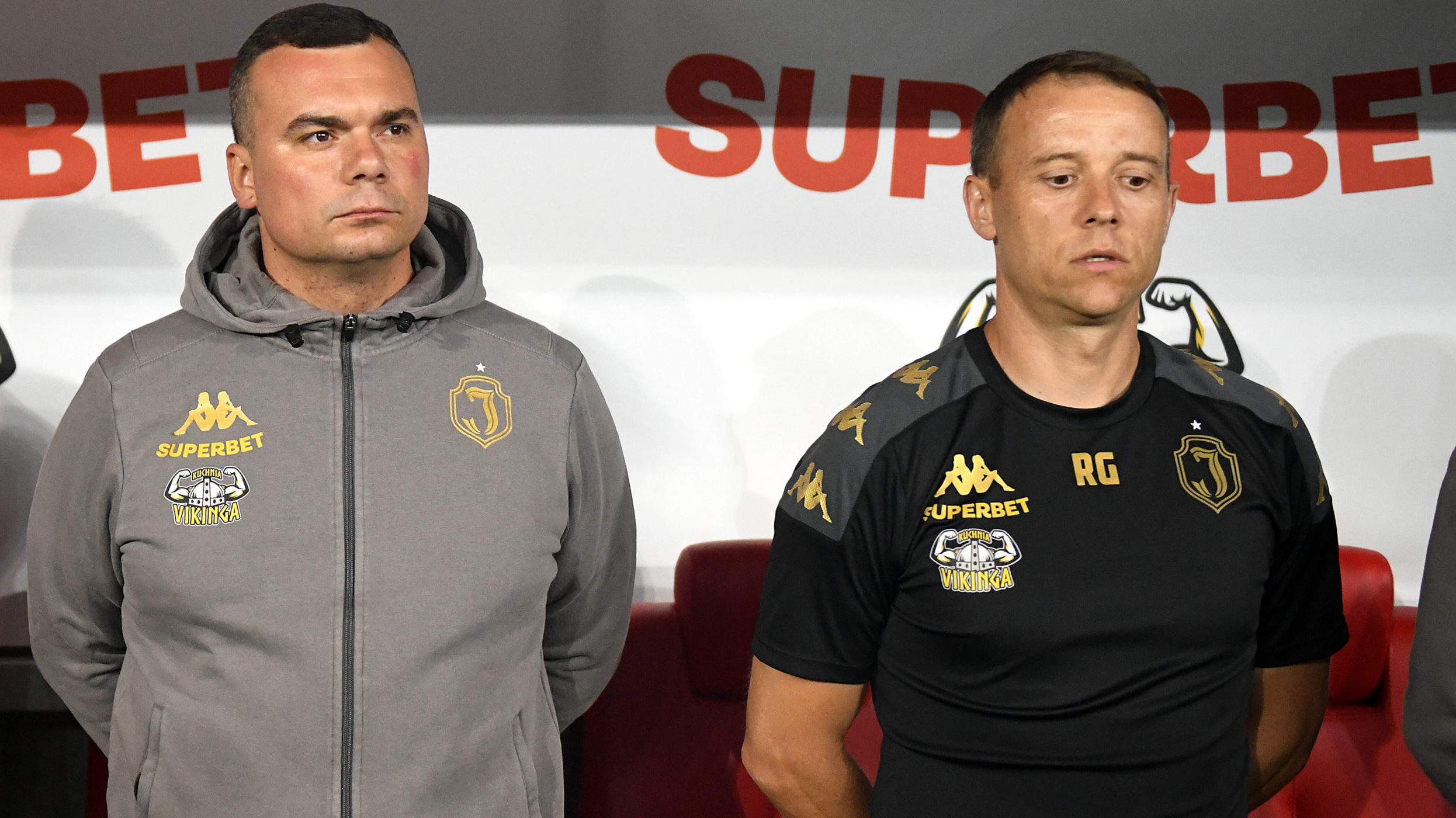 2025.08.14 Bialystok pilka nozna Mecz rewanzowy 3. rundy eliminacji Ligi Konferencji Europy 2025/2026 Jagiellonia Bialystok (zolto-czerwone) - Silkeborg (Dania) N/z (L-P) Adrian Siemieniec trener Jagiellonii Bialystok drugi trener Rafal Grzyb Foto Michal Kosc / PressFocus 
2025.08.14 Bialystok Bialystok Football - UEFA Conference League Third qualifying round - 2nd leg 2025/2026 Jagiellonia Bialystok (yellow-red) - Silkeborg (DEN) Credit: Michal Kosc / PressFocus