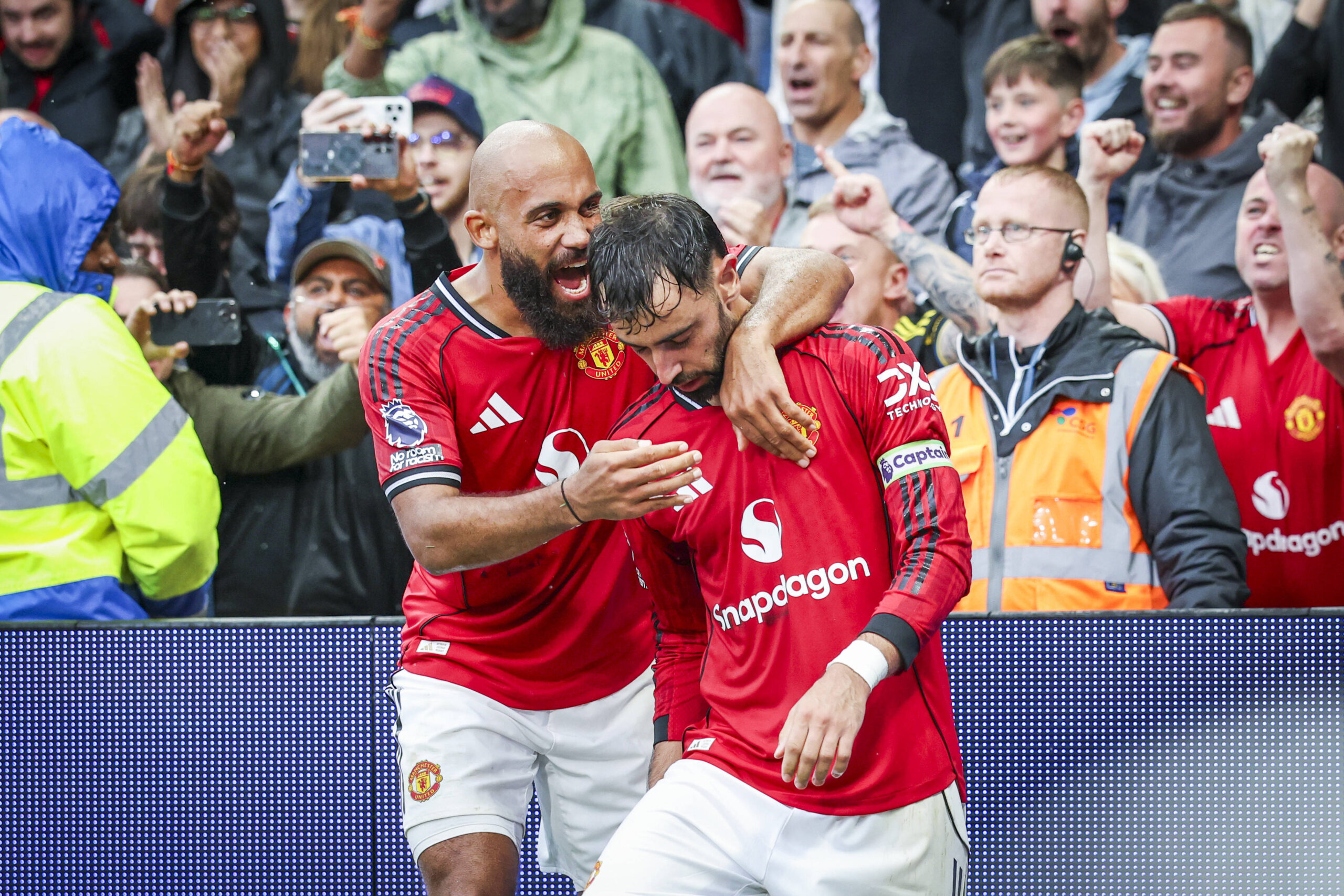 Manchester United, ManU FC v Burnley FC, English Premier League Manchester United midfielder Bruno Fernandes 8 scores a GOAL 3-2 and celebrates Manchester United forward Bryan Mbeumo 19 during the Manchester United FC v Burnley FC English Premier League match at Old Trafford, Manchester, England, United Kingdom on 30 August 2025 Credit: Phil Duncan/Every Second Media Editorial use only. All images are copyright Every Second Media Limited. No images may be reproduced without prior permission. All rights reserved. Premier League and Football League images are subject to licensing agreements with Football DataCo Limited. see https://www.football-dataco.com Copyright: xIMAGO/EveryxSecondxMediax ESM-1572-0215 PhilxDuncanx/xEveryxSecondxMediax
2025.08.30 Manchester
pilka nozna , liga angielska
Manchester United - Burnley FC
Foto IMAGO/PressFocus

!!! POLAND ONLY !!!