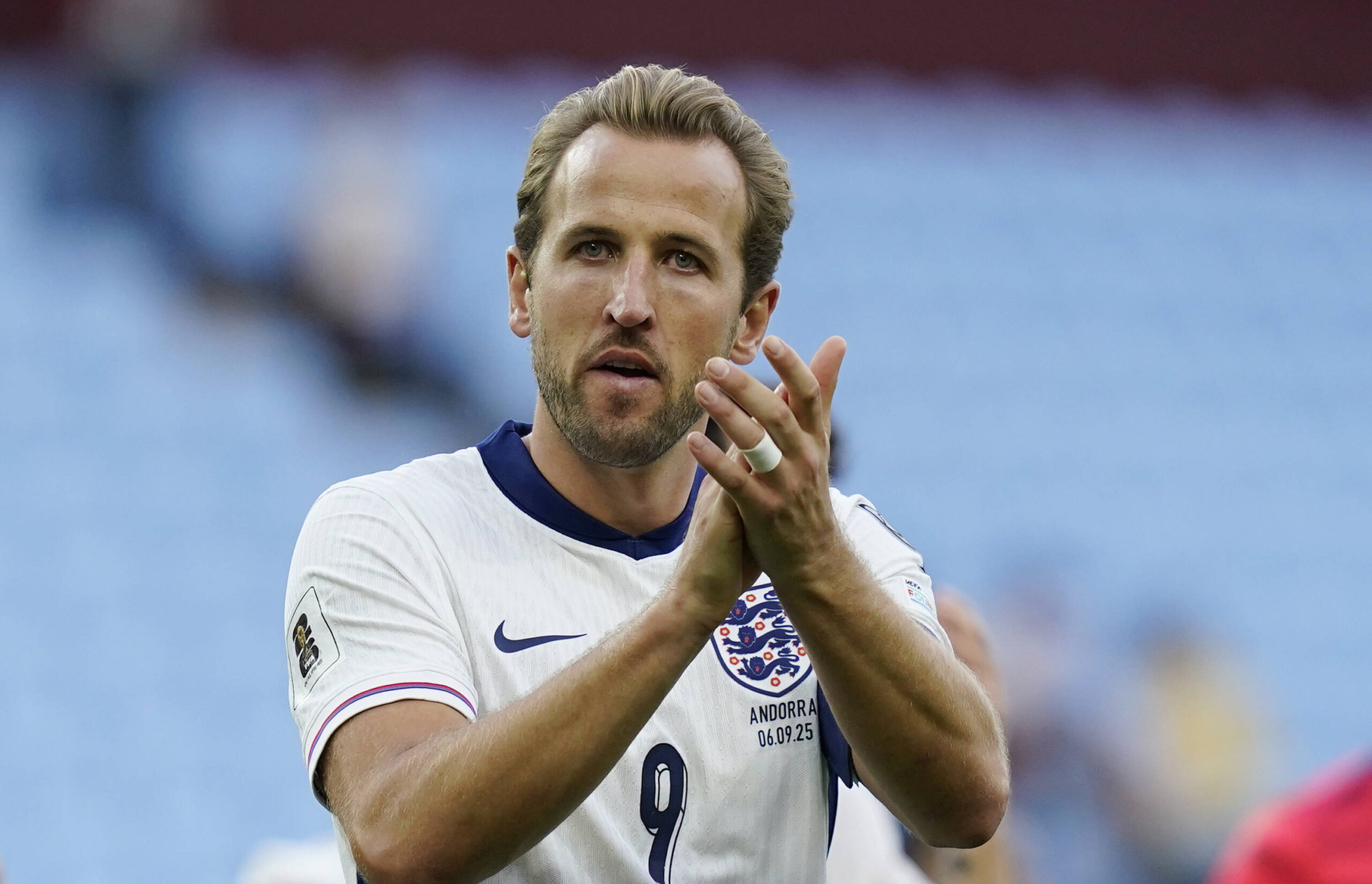 Birmingham, England, 6th September 2025. Harry Kane of England applauds the fans during the England vs Andorra FIFA World Cup, WM, Weltmeisterschaft, Fussball Qualifier match at Villa Park, Birmingham. Picture credit should read: Andrew Yates / Sportimage EDITORIAL USE ONLY. No use with unauthorised audio, video, data, fixture lists, club/league logos or live services. Online in-match use limited to 120 images, no video emulation. No use in betting, games or single club/league/player publications. SPI_115_AY_ENG_AND SPI-4113-0110
2025.09.06 Birmingham
pilka nozna eliminacje mistrzostw swiata
Anglia - Andora
Foto IMAGO/PressFocus

!!! POLAND ONLY !!!