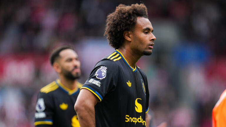 Joshua Zirkzee of Manchester United at full time during the Premier League match Brentford vs Manchester United at The Gtech Community Stadium, London, United Kingdom, 27th September 2025

(Photo by Harvey Murphy/News Images) in ,  on 9/27/2025. (Photo by Harvey Murphy/News Images/Sipa USA)
2025.09.27 Londyn
pilka nozna liga angielska
Brentford FC - Manchester United
Foto News Images/SIPA USA/PressFocus

!!! POLAND ONLY !!!