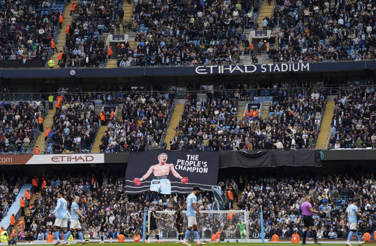Manchester, England, 27th September 2025. A banner showing the late Ricky Hatton is unveiled during the Manchester City vs Burnley Premier League match at the Etihad Stadium, Manchester. Picture credit should read: Andrew Yates / Sportimage EDITORIAL USE ONLY. No use with unauthorised audio, video, data, fixture lists, club/league logos or live services. Online in-match use limited to 120 images, no video emulation. No use in betting, games or single club/league/player publications. SPI_105_AY_MAN_CITY_BURNLEY SPI-4169-0103
2025.09.27 Manchester
pilka nozna , liga angielska
Manchester City - Burnley
Foto IMAGO/PressFocus

!!! POLAND ONLY !!!