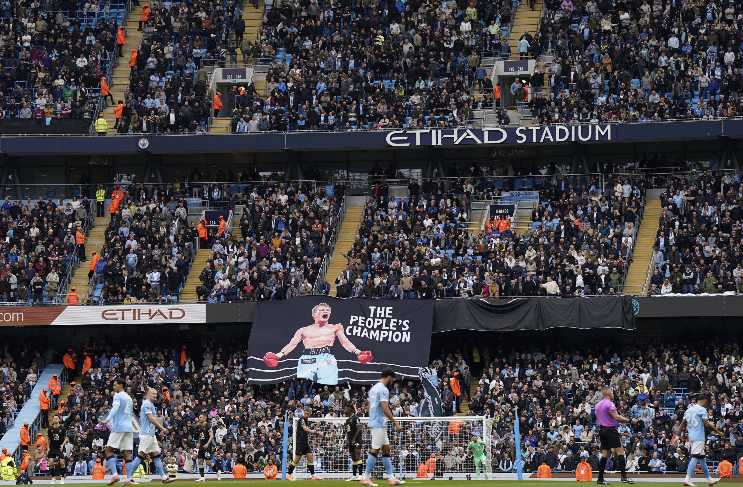 Manchester, England, 27th September 2025. A banner showing the late Ricky Hatton is unveiled during the Manchester City vs Burnley Premier League match at the Etihad Stadium, Manchester. Picture credit should read: Andrew Yates / Sportimage EDITORIAL USE ONLY. No use with unauthorised audio, video, data, fixture lists, club/league logos or live services. Online in-match use limited to 120 images, no video emulation. No use in betting, games or single club/league/player publications. SPI_105_AY_MAN_CITY_BURNLEY SPI-4169-0103
2025.09.27 Manchester
pilka nozna , liga angielska
Manchester City - Burnley
Foto IMAGO/PressFocus

!!! POLAND ONLY !!!