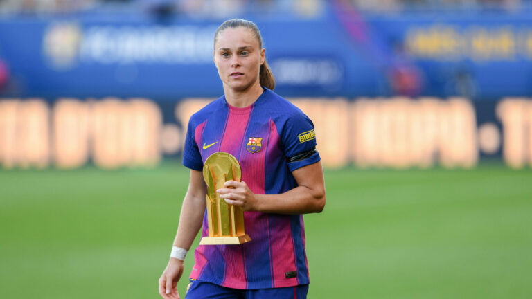 FC Barcelona, Barca v RCD ESPANYOL. JOHAN CRUYFF STADIUM,BARCELONA. September 27,2025 FC BARCELONA vs RCD ESPANYOL. September 25,2025 Ewa Pajor presents the Gerd Muller Trophy to the supporters before the match between FC Barcelona and Real Sociedad corresponding to the fifth day of the La Liga F Moeve at the Johan Cruyff Stadium in Barcelona, Spain, on September 27, 2025. Barcelona ESP Copyright: xS.xRosx
2025.09.27 Barcelona
pilka nozna kobiet , liga hiszpanska
FC Barcelona - RCD Espanyol Barcelona
Foto IMAGO/PressFocus

!!! POLAND ONLY !!!