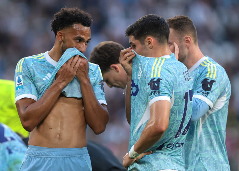 Turin, Italy, 27th September 2025. Lloyd Kelly of Juventus reacts with team mates Vasilije Adzic and Teun Koopmeiners during the Juventus vs Atalanta Serie A match at Allianz Stadium, Turin. Picture credit should read: Jonathan Moscrop / Sportimage EDITORIAL USE ONLY. No use with unauthorised audio, video, data, fixture lists, club/league logos or live services. Online in-match use limited to 120 images, no video emulation. No use in betting, games or single club/league/player publications. SPI_078_JM_JUVE_ATALANTA SPI-4163-0077
2025.09.27 Turyn
pilka nozna , liga wloska
Juventus Turyn - Atalanta Bergamo
Foto IMAGO/PressFocus

!!! POLAND ONLY !!!