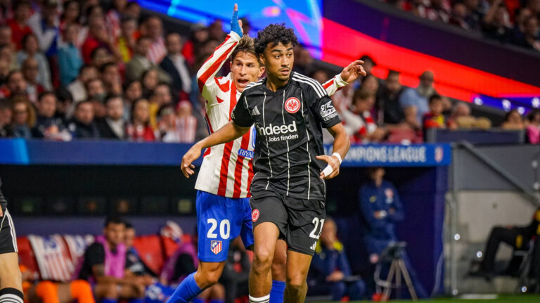 UEFA Champions League 2025/26, 2. Spieltag - Atletico Madrid vs Eintracht Frankfurt - Riyadh Air Metropolitano Madrid, Spanien: Nathaniel Brown Eintracht Frankfurt, 21 und Giuliano Simeone Atletico Madrid, 20 *** UEFA Champions League 2025 26, Matchday 2 Atletico Madrid vs Eintracht Frankfurt Riyadh Air Metropolitano Madrid, Spain Nathaniel Brown Eintracht Frankfurt, 21 and Giuliano Simeone Atletico Madrid, 20 Copyright: xJOERANxSTEINSIEKx
2025.09.30 Madryt
pilka nozna , liga mistrzow
Atletico Madryt - Eintracht Frankfurt
Foto IMAGO/PressFocus

!!! POLAND ONLY !!!