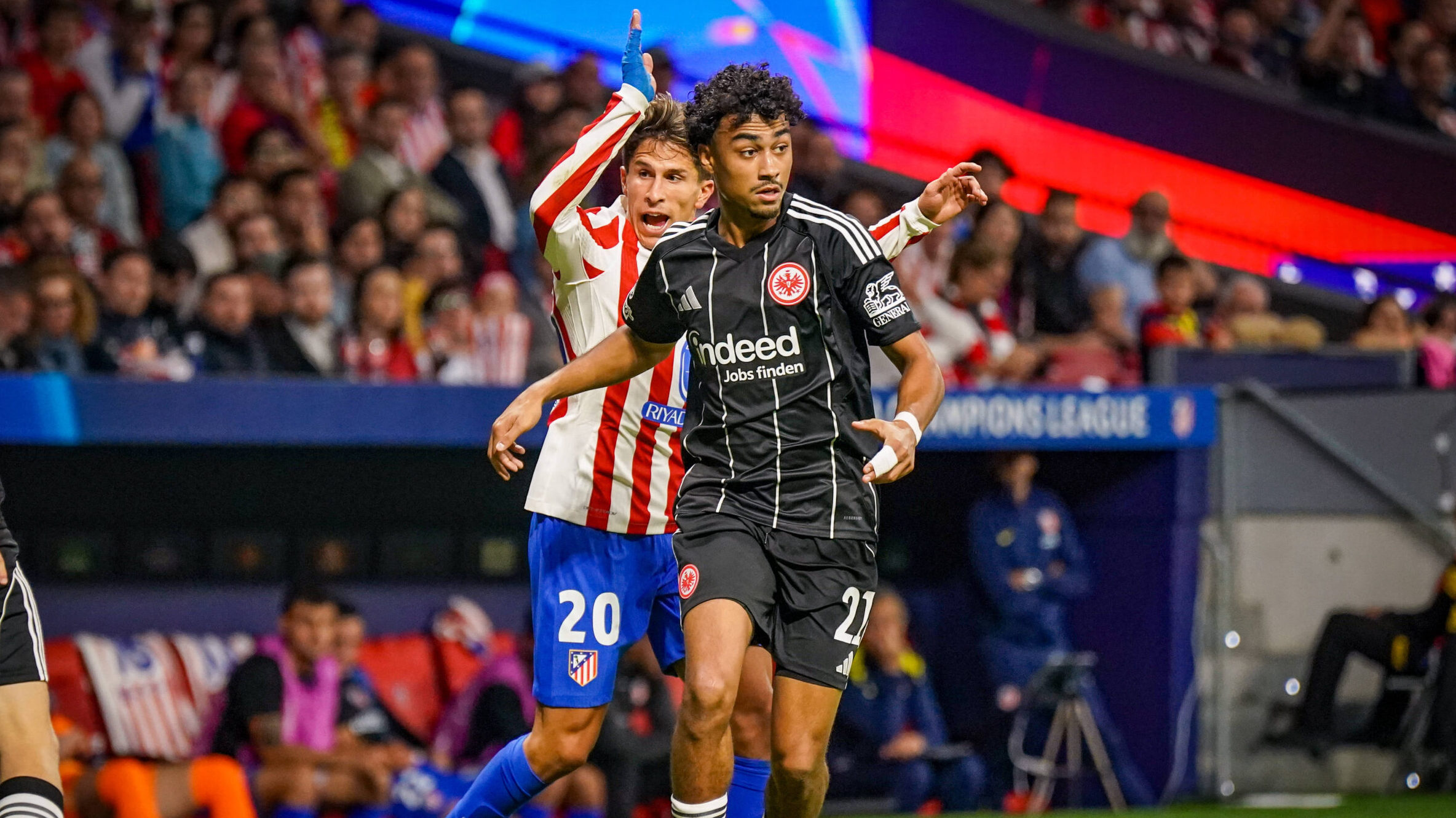 UEFA Champions League 2025/26, 2. Spieltag - Atletico Madrid vs Eintracht Frankfurt - Riyadh Air Metropolitano Madrid, Spanien: Nathaniel Brown Eintracht Frankfurt, 21 und Giuliano Simeone Atletico Madrid, 20 *** UEFA Champions League 2025 26, Matchday 2 Atletico Madrid vs Eintracht Frankfurt Riyadh Air Metropolitano Madrid, Spain Nathaniel Brown Eintracht Frankfurt, 21 and Giuliano Simeone Atletico Madrid, 20 Copyright: xJOERANxSTEINSIEKx
2025.09.30 Madryt
pilka nozna , liga mistrzow
Atletico Madryt - Eintracht Frankfurt
Foto IMAGO/PressFocus

!!! POLAND ONLY !!!