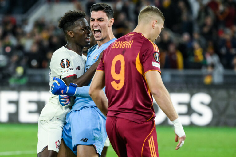 Berke Ozer of LOSC Lille celebrates after saved a penalty kicked by Artem Dovbyk of AS Roma during the UEFA Europa League 2025/2026 football match between AS Roma and LOSC Lille at Stadio Olimpico in Rome (Italy), October 2, 2025. The penalty was repeated and failed three times./Sipa USA *** No Sales in France and Italy ***
2025.10.02 Rzym
pilka nozna liga europy
AS Roma - LOSC Lille
Foto Insidefoto/SIPA USA/PressFocus

!!! POLAND ONLY !!!