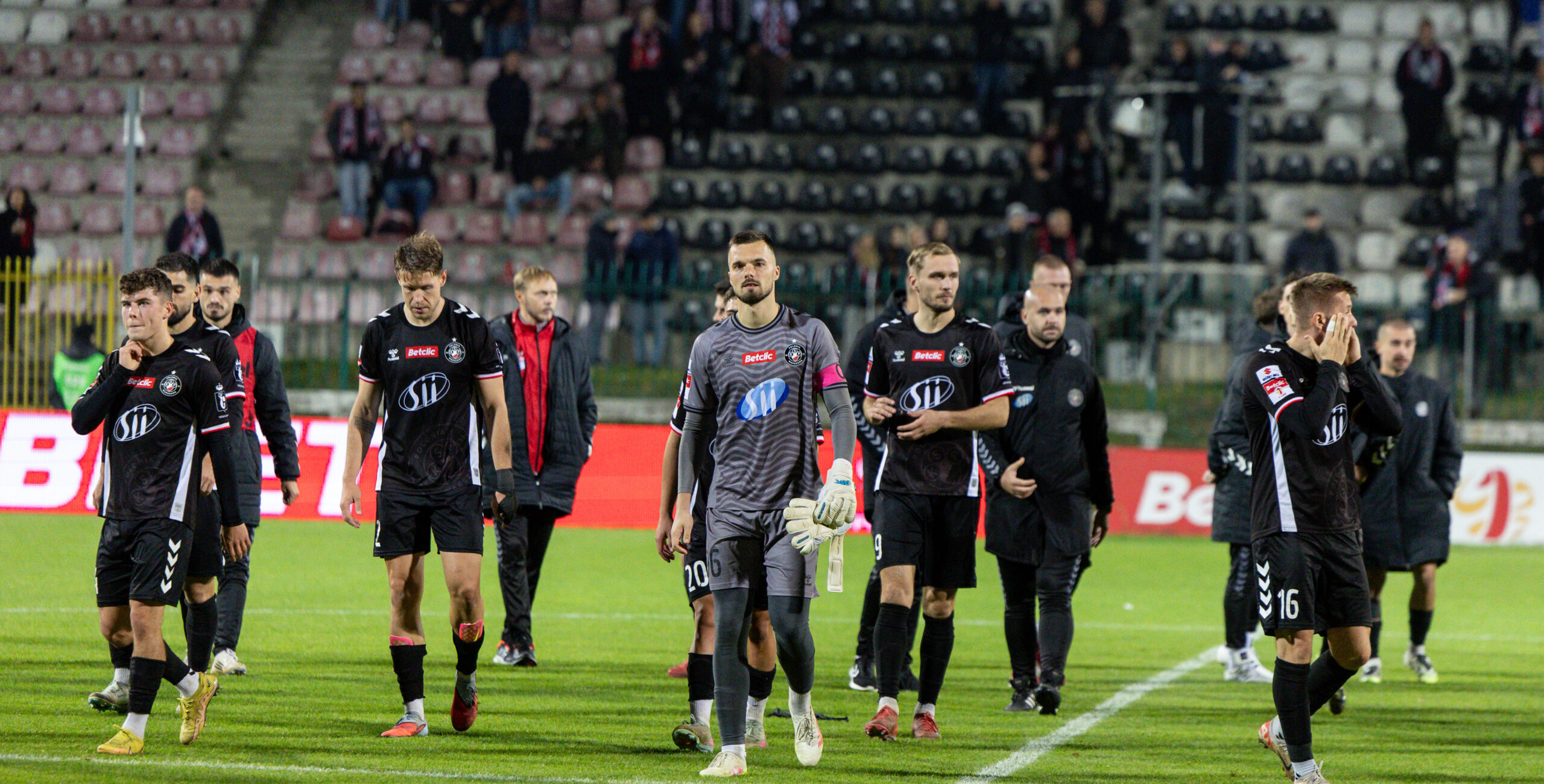 2025.10.03 Warszawa  pilka nozna Betclic 1. Liga sezon 2025/2026
Polonia Warszawa - Stal Rzeszow
N/z Pilkarze Polonii po przegranym meczu
Foto Tomasz Jastrzebowski / Foto Olimpik / PressFocus

2025.10.03 Warsaw football Betclic 1. Liga season 2025/2026
Polonia Warszawa - Stal Rzeszow
Pilkarze Polonii po przegranym meczu
Credit: Tomasz Jastrzebowski / Foto Olimpik / PressFocus