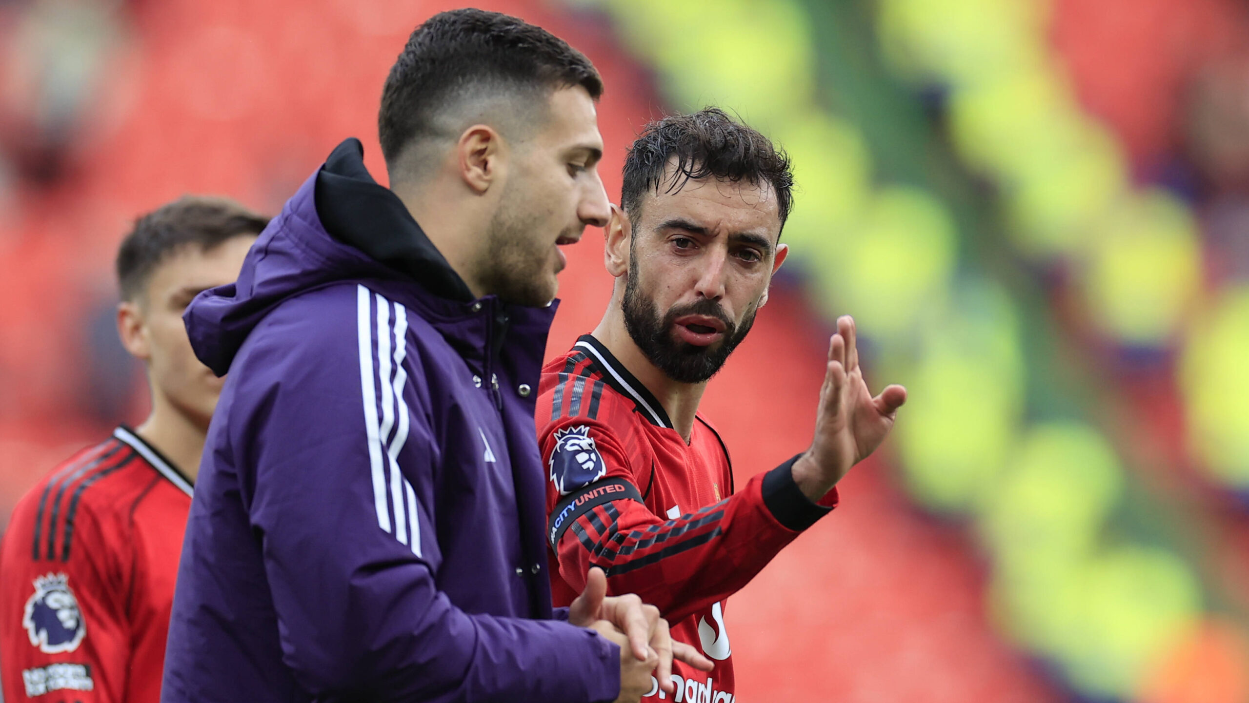 Manchester United, ManU v Sunderland Premier League 04/10/2025. Bruno Fernandes 8 of Manchester United chats with Diogo Dalot 2 of Manchester United at the end of the Premier League match between Manchester United and Sunderland at Old Trafford, Manchester, England on 4 October 2025. Manchester Old Trafford Greater Manchester England Editorial use only DataCo restrictions apply See www.football-dataco.com , Copyright: xConorxMolloyx PSI-22982-0052
2025.10.04 Manchester
pilka nozna , liga angielska
Manchester United - Sunderland
Foto IMAGO/PressFocus

!!! POLAND ONLY !!!