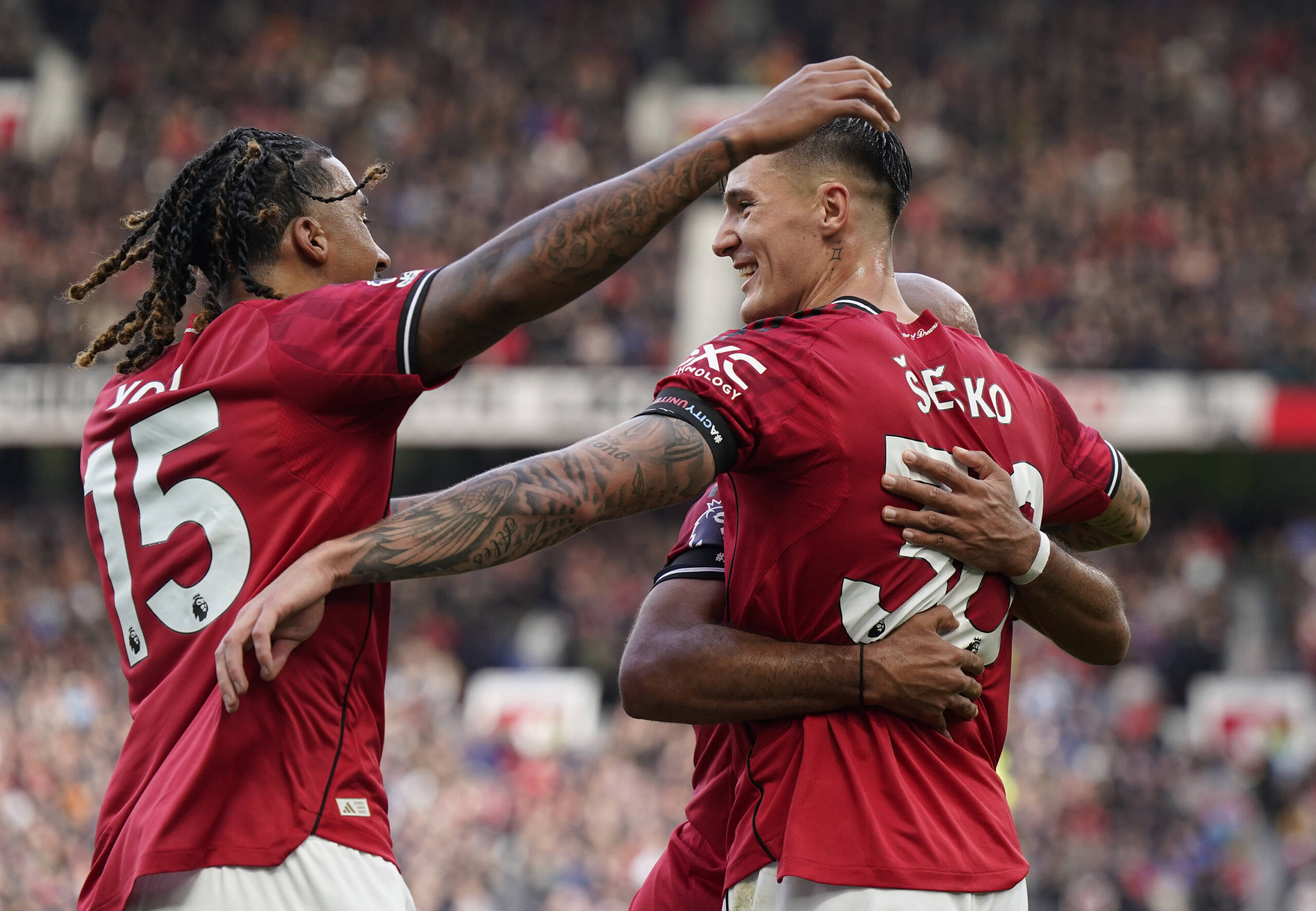 Manchester, England, 4th October 2025. Benjamin Sesko of Manchester United, ManU celebrates after scoring with Leny Yoro of Manchester United L during the Manchester United vs Sunderland Premier League match at Old Trafford, Manchester. Picture credit should read: Andrew Yates / Sportimage EDITORIAL USE ONLY. No use with unauthorised audio, video, data, fixture lists, club/league logos or live services. Online in-match use limited to 120 images, no video emulation. No use in betting, games or single club/league/player publications. SPI_016_AY_MAN_UTD_SUN SPI-4195-0015
2025.10.04 Manchester
pilka nozna , liga angielska
Manchester United - Sunderland
Foto IMAGO/PressFocus

!!! POLAND ONLY !!!