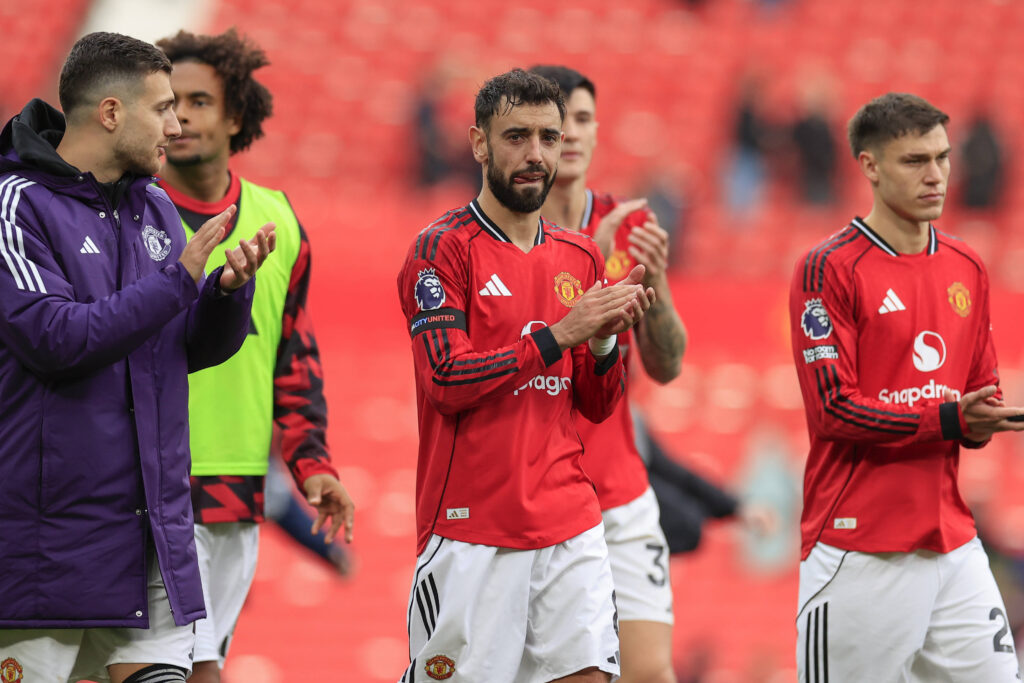 Manchester United, ManU v Sunderland Premier League 04/10/2025. Bruno Fernandes 8 of Manchester United applauds the fans at the end of the Premier League match between Manchester United and Sunderland at Old Trafford, Manchester, England on 4 October 2025. Manchester Old Trafford Greater Manchester England Editorial use only DataCo restrictions apply See www.football-dataco.com , Copyright: xConorxMolloyx PSI-22982-0055
2025.10.04 Manchester
pilka nozna , liga angielska
Manchester United - Sunderland
Foto IMAGO/PressFocus

!!! POLAND ONLY !!!