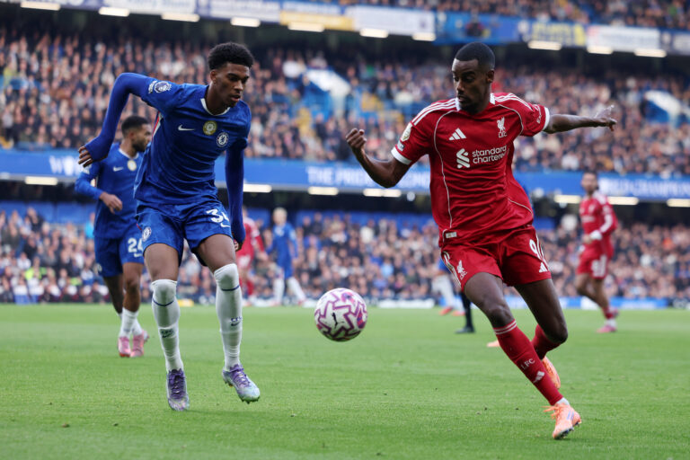 London, England, 4th October 2025. Josh Acheampong of Chelsea and Alexander Isak of Liverpool challenge for the ball during the Chelsea vs Liverpool Premier League match at Stamford Bridge, London. Picture credit should read: Paul Terry / Sportimage EDITORIAL USE ONLY. No use with unauthorised audio, video, data, fixture lists, club/league logos or live services. Online in-match use limited to 120 images, no video emulation. No use in betting, games or single club/league/player publications. SPI_012_PT_Chelsea_Liverpool SPI-4196-0012
2025.10.04 Londyn
pilka nozna , liga angielska
Chelsea Londyn - FC Liverpool
Foto IMAGO/PressFocus

!!! POLAND ONLY !!!
