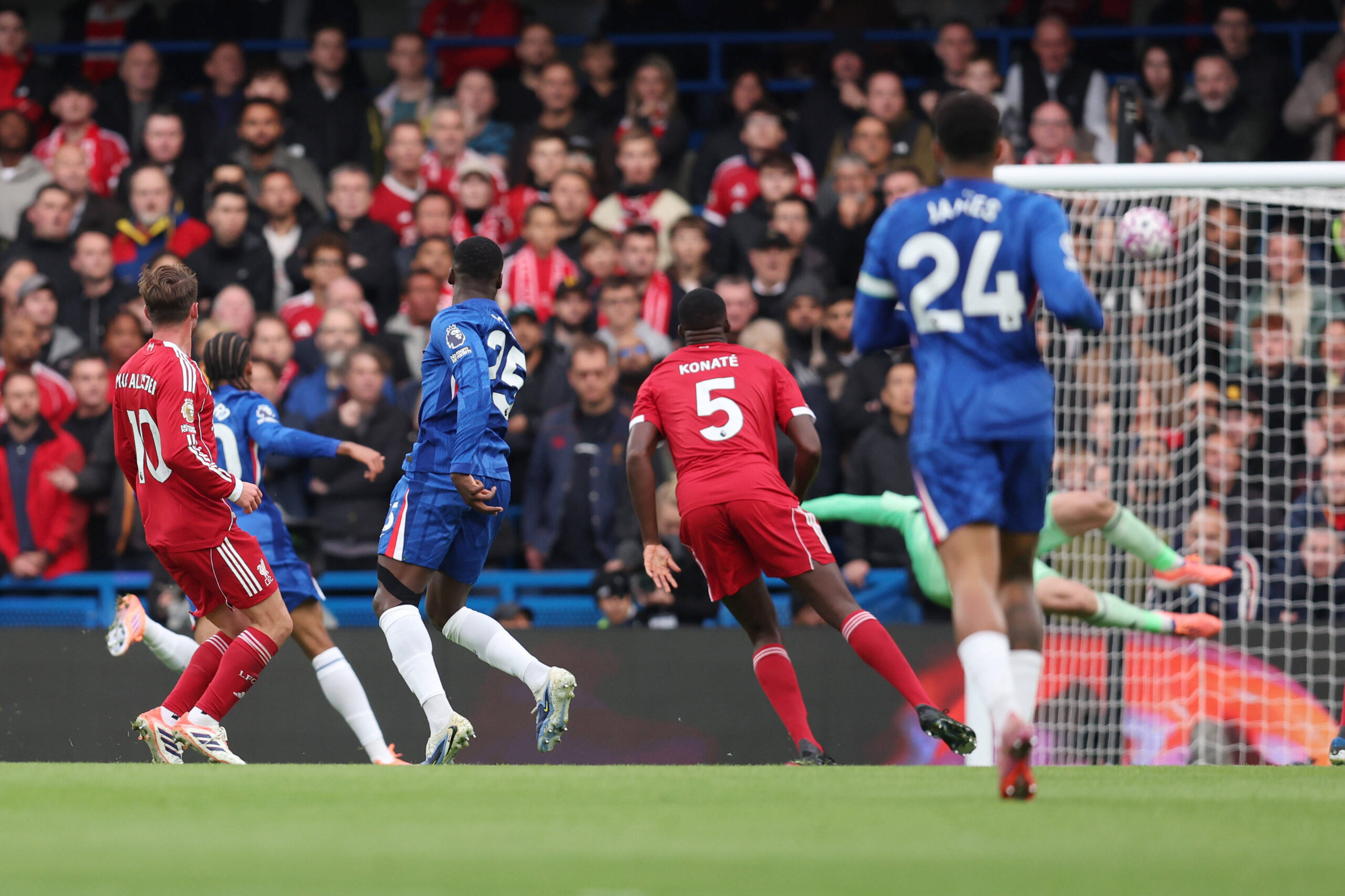 London, England, 4th October 2025. Moises Caicedo of Chelsea scores the opening goal during the Chelsea vs Liverpool Premier League match at Stamford Bridge, London. Picture credit should read: Paul Terry / Sportimage EDITORIAL USE ONLY. No use with unauthorised audio, video, data, fixture lists, club/league logos or live services. Online in-match use limited to 120 images, no video emulation. No use in betting, games or single club/league/player publications. SPI_014_PT_Chelsea_Liverpool SPI-4196-0014
2025.10.04 Londyn
pilka nozna , liga angielska
Chelsea Londyn - FC Liverpool
Foto IMAGO/PressFocus

!!! POLAND ONLY !!!