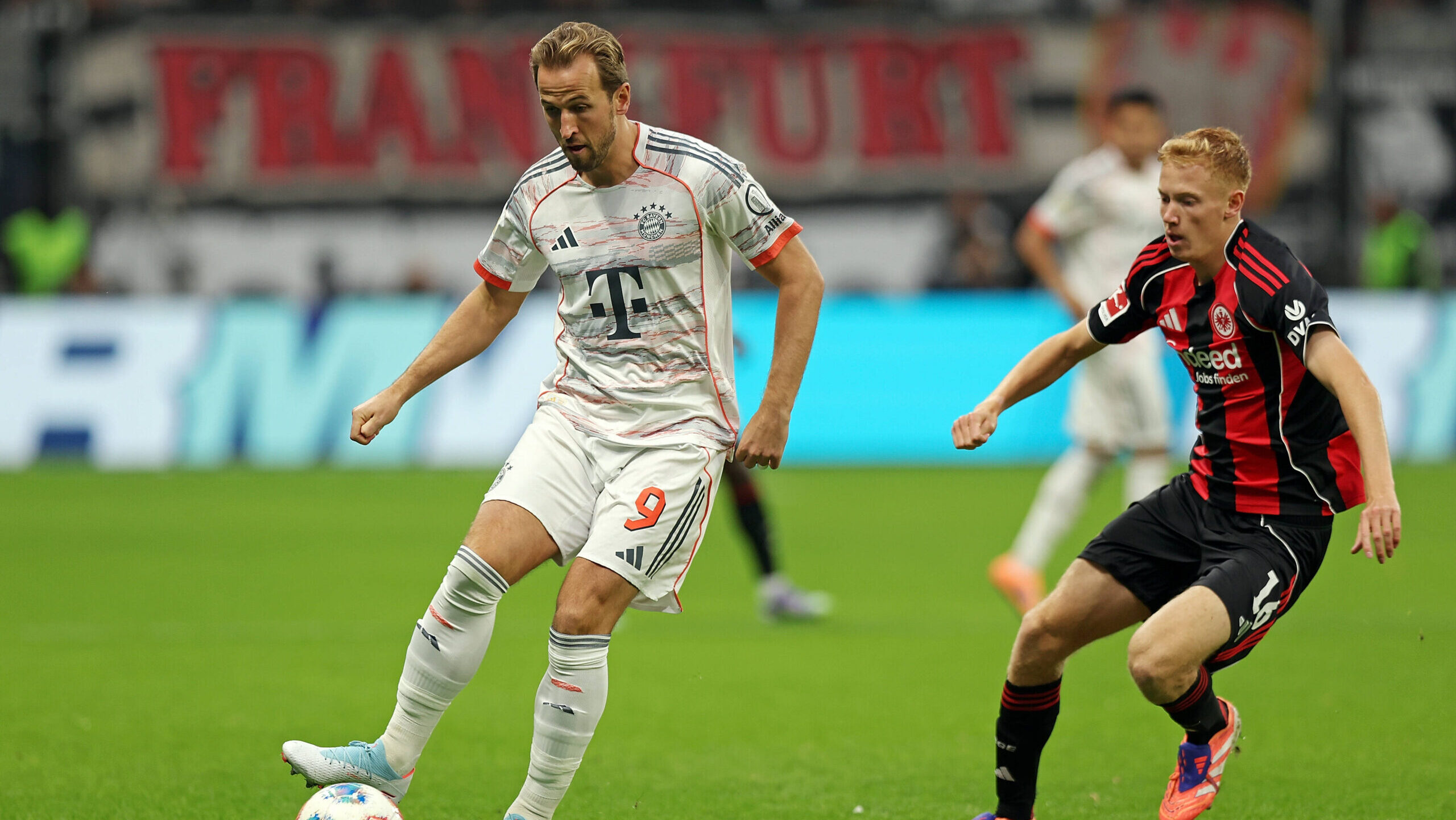 04.10.2025, xovx, Fussball Bundesliga, Eintracht Frankfurt - FC Bayern Munchen v.l. Harry Kane FC Bayern Munchen, Hugo Larsson Eintracht Frankfurt DFL/DFB REGULATIONS PROHIBIT ANY USE OF PHOTOGRAPHS as IMAGE SEQUENCES and/or QUASI-VIDEO emspor Frankfurt am Main *** 04 10 2025, xovx, Fussball Bundesliga, Eintracht Frankfurt FC Bayern Munchen v l Harry Kane FC Bayern Munchen , Hugo Larsson Eintracht Frankfurt DFL DFB REGULATIONS PROHIBIT ANY USE OF PHOTOGRAPHS as IMAGE SEQUENCES and or QUASI VIDEO emspor Frankfurt am Main
2025.10.04 Frankfurt
pilka nozna , liga niemiecka
Eintracht Frankfurt - Bayern Monachium
Foto IMAGO/PressFocus

!!! POLAND ONLY !!!