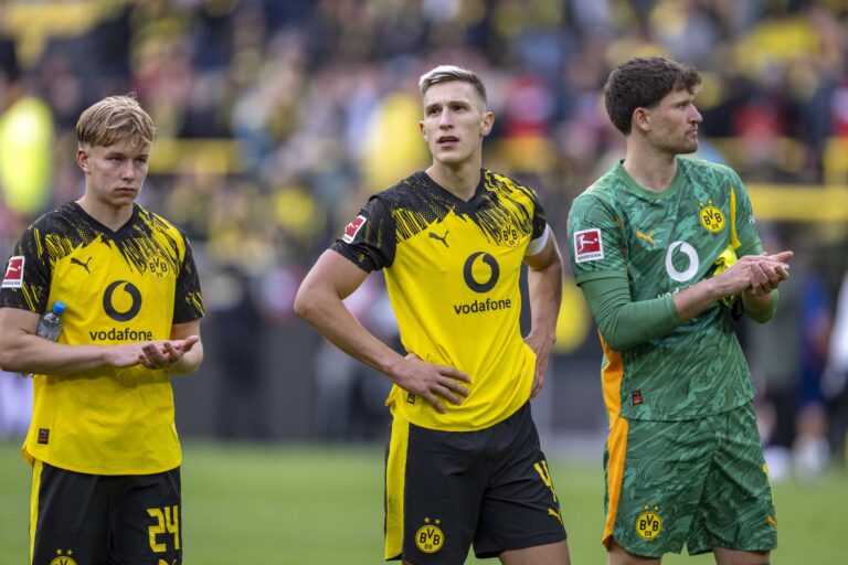 04.10.2025: Fussball: Borussia Dortmund - RB Leipzig, 6. Spieltag im Signal-Iduna-Park. Daniel Svensson Borussia Dortmund l-r, Nico Schlotterbeck Borussia Dortmund und Torwart Gregor Kobel Borussia Dortmund. WICHTIGER HINWEIS: Gemass den Vorgaben der DFL und des DFB ist es untersagt, in dem Stadion und/oder vom Spiel angefertigte Fotoaufnahmen in Form von Sequenzbildern und/oder videoahnlichen Fotostrecken zu verwerten bzw. verwerten zu lassen. *** 04 10 2025 Football Borussia Dortmund RB Leipzig, Matchday 6 at Signal Iduna Park Daniel Svensson Borussia Dortmund l r , Nico Schlotterbeck Borussia Dortmund and goalkeeper Gregor Kobel Borussia Dortmund IMPORTANT NOTE In accordance with the regulations of the DFL and the DFB, it is prohibited to use or have used photographs taken in the stadium and or of the match in the form of sequential images and or video-like photo series Copyright: xDavidxInderliedx
2025.10.04 Dortmund
pilka nozna , liga niemiecka
Borussia Dortmund - RB Lipsk
Foto IMAGO/PressFocus

!!! POLAND ONLY !!!
