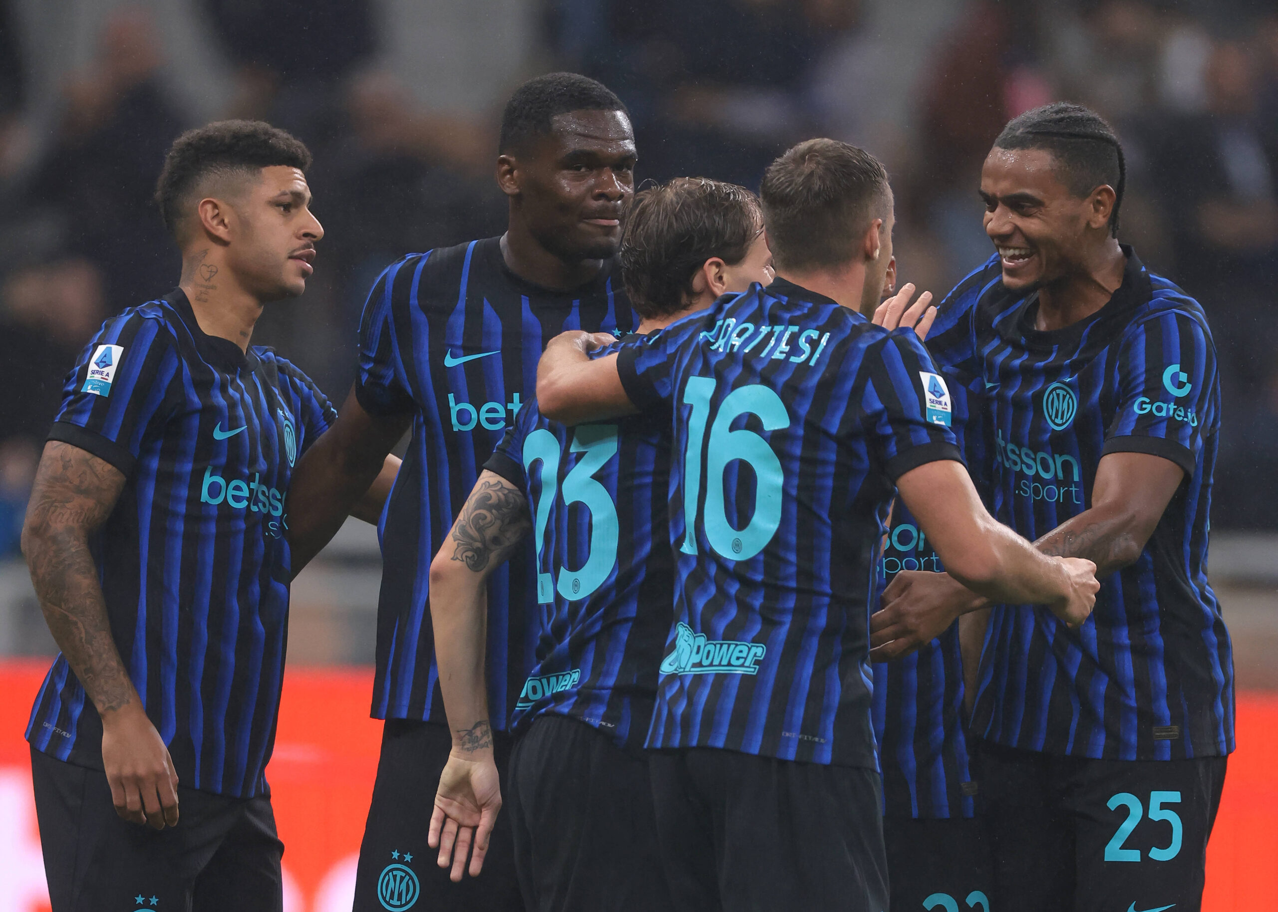 Milan, Italy, 4th October 2025. Nicolo Barella of FC Internazionale celebrates with team mates after scoring to give the side a 4-0 lead during the Internazionale vs US Cremonese Serie A match at Giuseppe Meazza, Milan. Picture credit should read: Jonathan Moscrop / Sportimage EDITORIAL USE ONLY. No use with unauthorised audio, video, data, fixture lists, club/league logos or live services. Online in-match use limited to 120 images, no video emulation. No use in betting, games or single club/league/player publications. SPI_113_JM_INTER_CREMONESE_ SPI-4187-0113
2025.10.04 Mediolan
pilka nozna , liga wloska
Inter Mediolan - US Cremonese 
Foto IMAGO/PressFocus

!!! POLAND ONLY !!!
