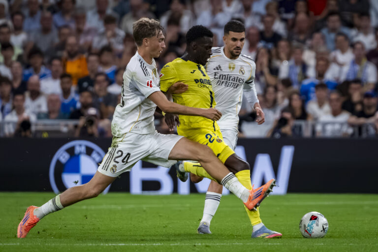 Real Madrid CF and Villarreal CF - LaLiga EA Sports Tani Oluwaseyi of Villarreal CF C fights for the ball against Dean Huijsen L and Dani Ceballos of Real Madrid R during the LaLiga EA Sports football match between Real Madrid CF and Villarreal CF at Estadio Santiago Bernabeu on October 04, 2025 in Madrid, Spain. Madrid Estadio Santiago Bernabeu Madrid Spain Copyright: xAlbertoxGardinx AGardin_20251004_Foot_Liga_Rea_Mad_Vil_0524
2025.10.04 Madryt
pilka nozna , liga hiszpanska
Real Madryt - Villarreal CF
Foto IMAGO/PressFocus

!!! POLAND ONLY !!!