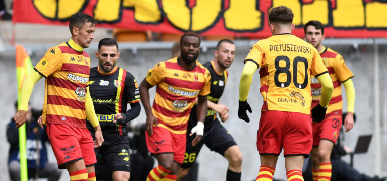 2025.10.05 Bialystok Pilka nozna PKO Ekstraklasa sezon 2025/2026 11. kolejka rozgrywek Jagiellonia Bialystok (zolto-czerwone) - Korona Kielce N/z (L-P) Bartlomiej Wdowik David Gonzalez Plata Afimico Pululu Foto Michal Kosc / PressFocus 
2025.10.05 Bialystok Football Polish PKO Ekstraklasa season 2025/2026 Jagiellonia Bialystok - Korona Kielce Credit Michal Kosc / PressFocus