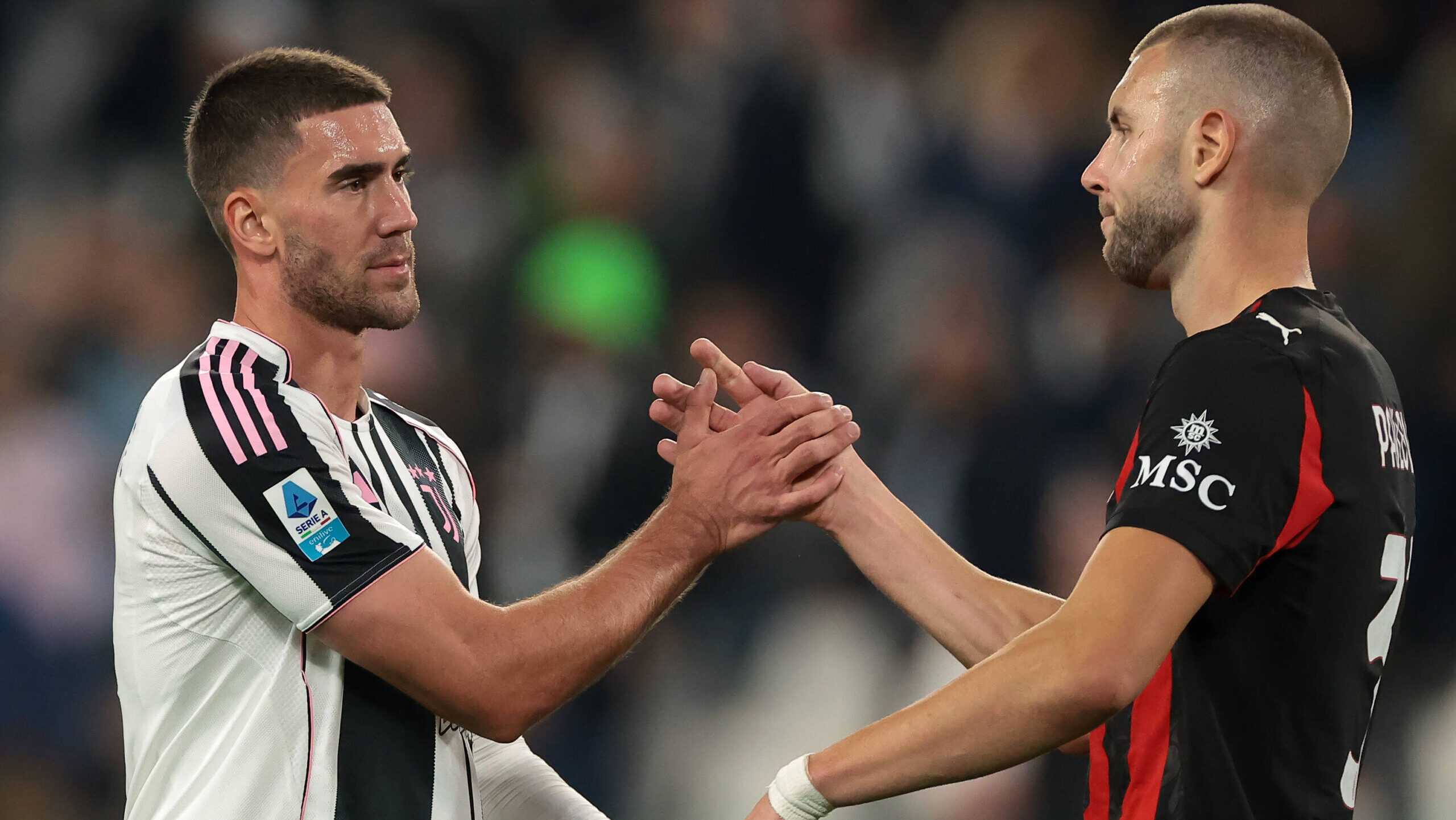 Turin, Italy, 5th October 2025. Dusan Vlahovic of Juventus and Strahinja Pavlovic of AC Milan embrace following the final whistle of the Juventus vs AC Milan Serie A match at Allianz Stadium, Turin. Picture credit should read: Jonathan Moscrop / Sportimage EDITORIAL USE ONLY. No use with unauthorised audio, video, data, fixture lists, club/league logos or live services. Online in-match use limited to 120 images, no video emulation. No use in betting, games or single club/league/player publications. SPI_069_JM_JUVE_MILAN_ SPI-4188-0069
2025.10.05 Turyn
pilka nozna , liga wloska
Juventus Turyn - AC Milan
Foto IMAGO/PressFocus

!!! POLAND ONLY !!!