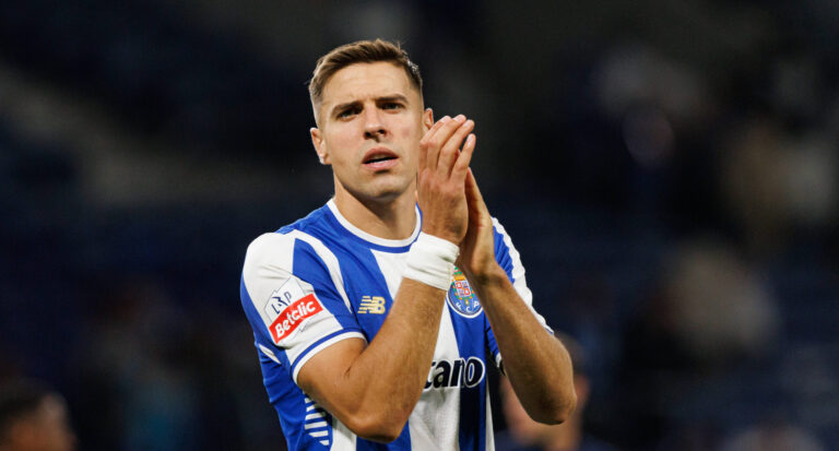 Jan Bednarek seen during Liga Portugal game between teams of FC Porto and SL Benfica at Estadio do Dragao Maciej Rogowski/Ball Raw Images Porto Estadio do Dragao Portugal Copyright: xMaciejxRogowskix maciejrogowski_fcporto_slbenfica_2526-474
2025.10.05 Porto
pilka nozna , liga portugalska
FC Porto - Benfica Lizbona
Foto IMAGO/PressFocus

!!! POLAND ONLY !!!