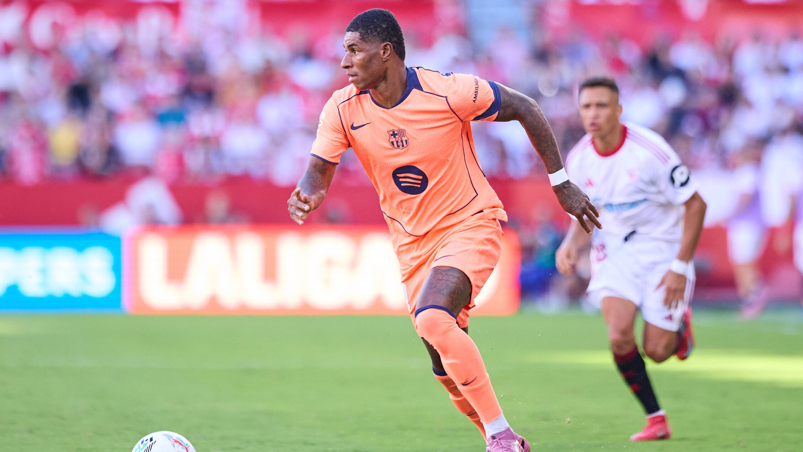 Sevilla FC v FC Barcelona, Barca - LaLiga EA Sports SEVILLE, SPAIN - OCTOBER 5: Marcus Rashford of FC Barcelona runs with the ball during the LaLiga EA Sports match between Sevilla FC and FC Barcelona at Ramon Sanchez Pizjuan Stadium on October 5, 2025 in Seville, Spain. Photo by Gabriel Colchero/Photo Players Images/Magara Press Seville Ramon Sanchez Pizjuan Stadium Spain Copyright: xGabrielxColcherox
2025.10.05 Sewilla
pilka nozna liga hiszpanska
Sevilla FC - FC Barcelona
Foto IMAGO/PressFocus

!!! POLAND ONLY !!!
