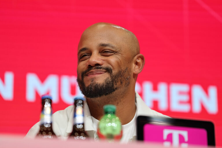 Vincent Kompany FC Bayern Muenchen, Cheftrainer lacht bei der Pressekonferenz nach dem Spiel, GER, FC Bayern Muenchen vs. Borussia Dortmund, Fussball, Bundesliga, 7. Spieltag, Saison 2025/2026, 18.10.2025, DFL DFB REGULATIONS PROHIBIT ANY USE OF PHOTOGRAPHS as IMAGE SEQUENCES and or QUASI-VIDEO, GER, FC Bayern Muenchen vs. Borussia Dortmund, Fussball, Bundesliga, 7. Spieltag, Saison 2025/2026, 18.10.2025 Muenchen *** Vincent Kompany FC Bayern Muenchen, Head coach laughs at the post-match press conference, GER, FC Bayern Muenchen vs Borussia Dortmund, Football, Bundesliga, Matchday 7, Season 2025 2026, 18 10 2025, DFL DFB REGULATIONS PROHIBIT ANY USE OF PHOTOGRAPHS as IMAGE SEQUENCES and or QUASI VIDEO, GER, FC Bayern Muenchen vs Borussia Dortmund, Football, Bundesliga, Matchday 7, Season 2025 2026, 18 10 2025 Muenchen Copyright: xEibner-Pressefoto/JennixMaulx EP_JML
2025.10.18 Monachium
pilka nozna , liga niemiecka
Bayern Monachium - Borussia Dortmund
Foto IMAGO/PressFocus

!!! POLAND ONLY !!!