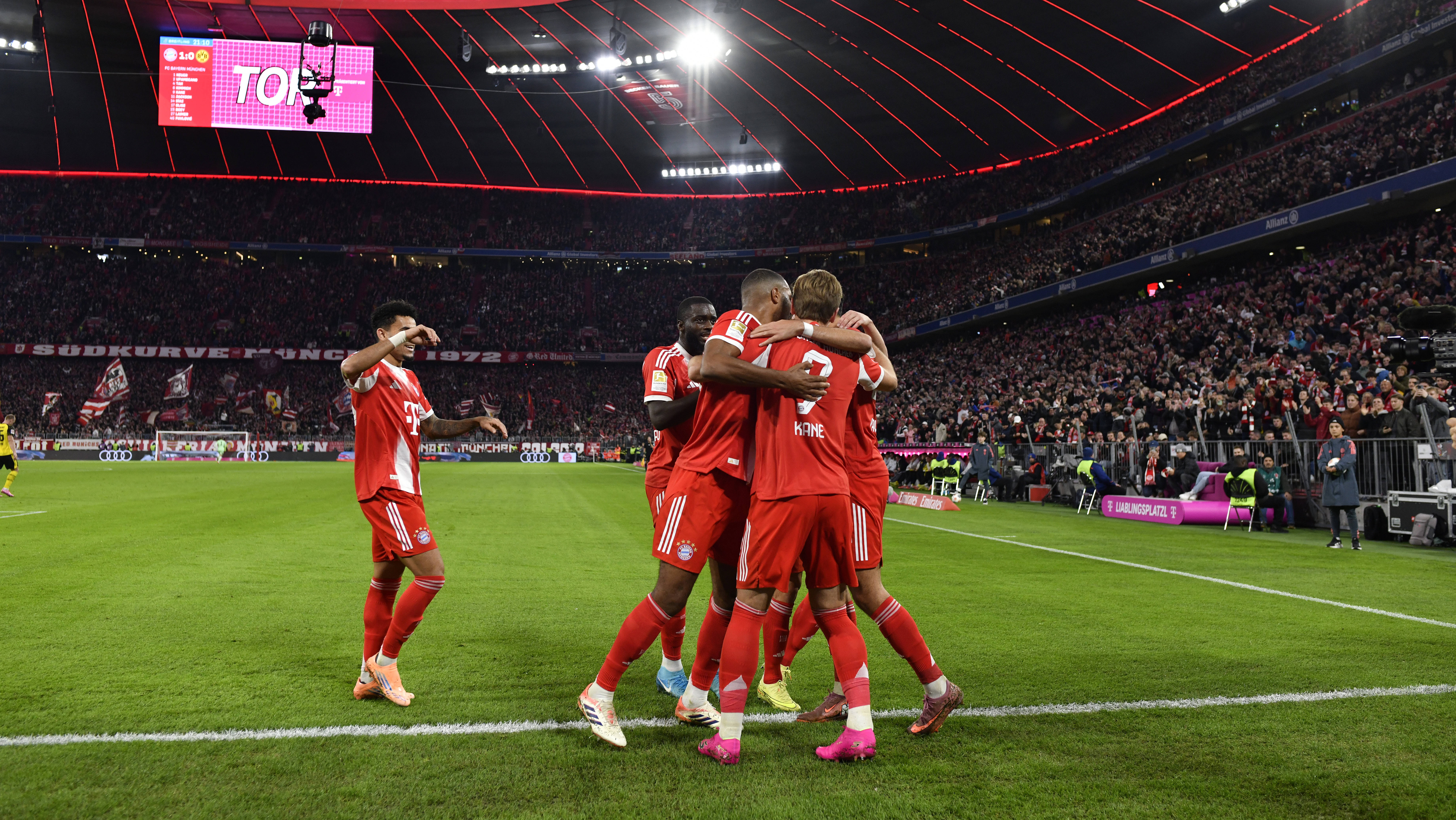 TOR zum 1:0 Harry Kane FC Bayern Muenchen FCB 09 Torjubel Luis Diaz FC Bayern Muenchen FCB 14 Dayot Upamecano FC Bayern Muenchen FCB 02 FC Bayern Muenchen FCB vs Borussia Dortmund BVB Classico 18.10.2025 DFL REGULATIONS PROHIBIT ANY USE OF PHOTOGRAPHS AS IMAGE SEQUENCES AND/OR QUASI-VIDEO FC Bayern Muenchen FCB vs Borussia Dortmund BVB Classico *** GOAL at 1 0 Harry Kane FC Bayern Muenchen FCB 09 Goal celebration Luis Diaz FC Bayern Muenchen FCB 14 Dayot Upamecano FC Bayern Muenchen FCB 02 FC Bayern Muenchen FCB vs Borussia Dortmund BVB Classico 18 10 2025 DFL REGULATIONS PROHIBIT ANY USE OF PHOTOGRAPHS AS IMAGE SEQUENCES AND OR QUASI VIDEO FC Bayern Muenchen FCB vs Borussia Dortmund BVB Classico
2025.10.18 Monachium
pilka nozna , liga niemiecka
Bayern Monachium - Borussia Dortmund
Foto IMAGO/PressFocus

!!! POLAND ONLY !!!