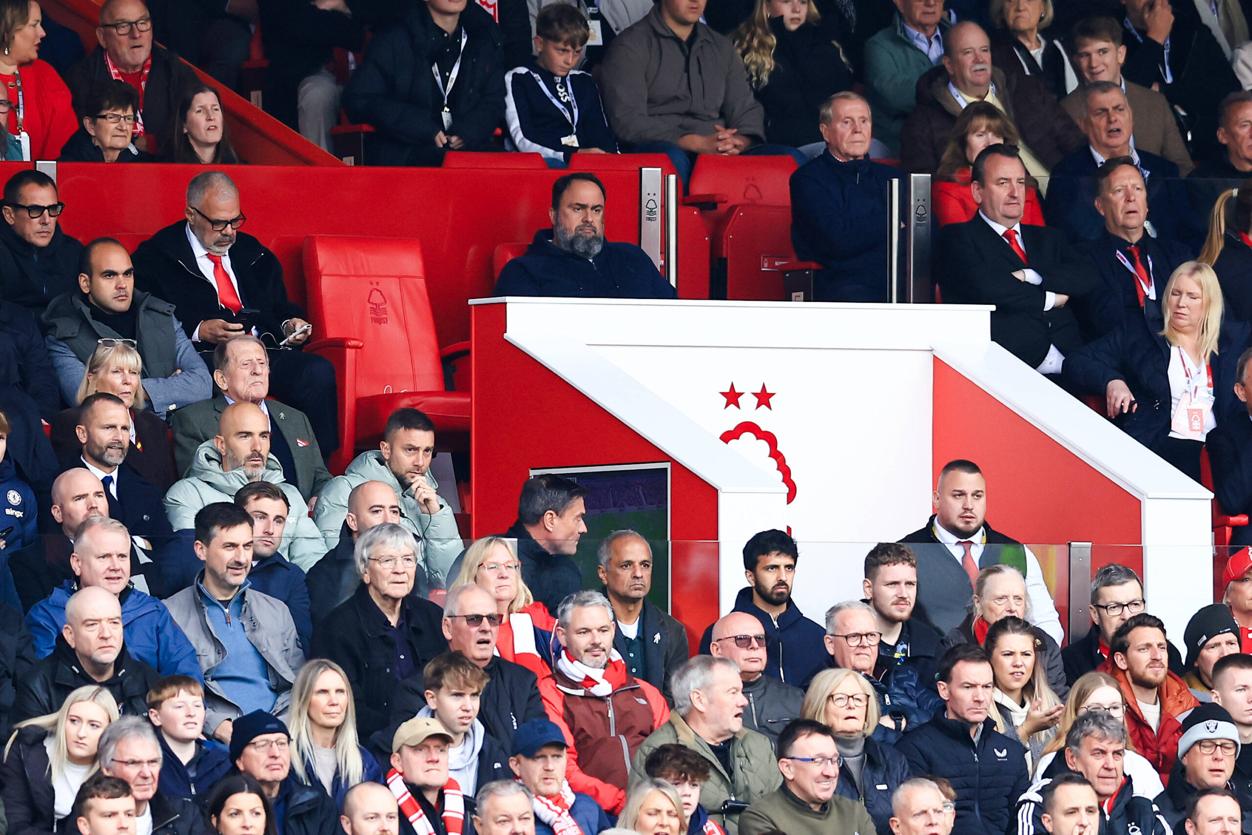 Nottingham, England, 18th October 2025. Enzo Maresca, Manager of Chelsea and Evangelos Marinakis, owner of Nottingham Forest look on from the stands during the Nottingham Forest vs Chelsea Premier League match at the City Ground, Nottingham. Picture credit should read: Jessica Hornby / Sportimage EDITORIAL USE ONLY. No use with unauthorised audio, video, data, fixture lists, club/league logos or live services. Online in-match use limited to 120 images, no video emulation. No use in betting, games or single club/league/player publications. SPI_039_JH_Forest_Chelsea SPI-4217-0039
2025.10.18 Nottingham
pilka nozna liga angielska
Nottingham Forest  - Chelsea Londyn
Foto IMAGO/PressFocus

!!! POLAND ONLY !!!