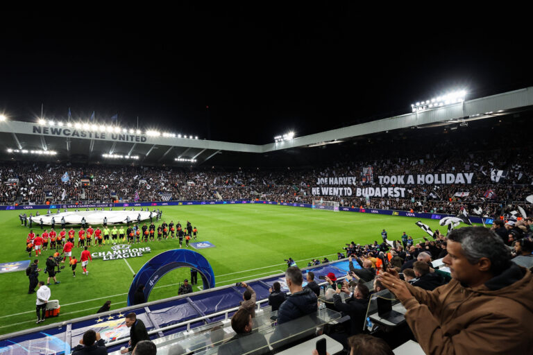 Newcastle Upon Tyne, England, 21st October 2025. A general view of St. James Park as the players walk out during the Newcastle United vs Benfica UEFA Champions League match at St. James Park, Newcastle Upon Tyne. Picture credit should read: Nigel Roddis / Sportimage EDITORIAL USE ONLY. No use with unauthorised audio, video, data, fixture lists, club/league logos or live services. Online in-match use limited to 120 images, no video emulation. No use in betting, games or single club/league/player publications. SPI_014_NR_NEWC_BENF SPI-4229-0013
2025.10.21 Newcastle
pilka nozna liga mistrzow
Newcastle United  - Benfica Lizbona
Foto IMAGO/PressFocus

!!! POLAND ONLY !!!