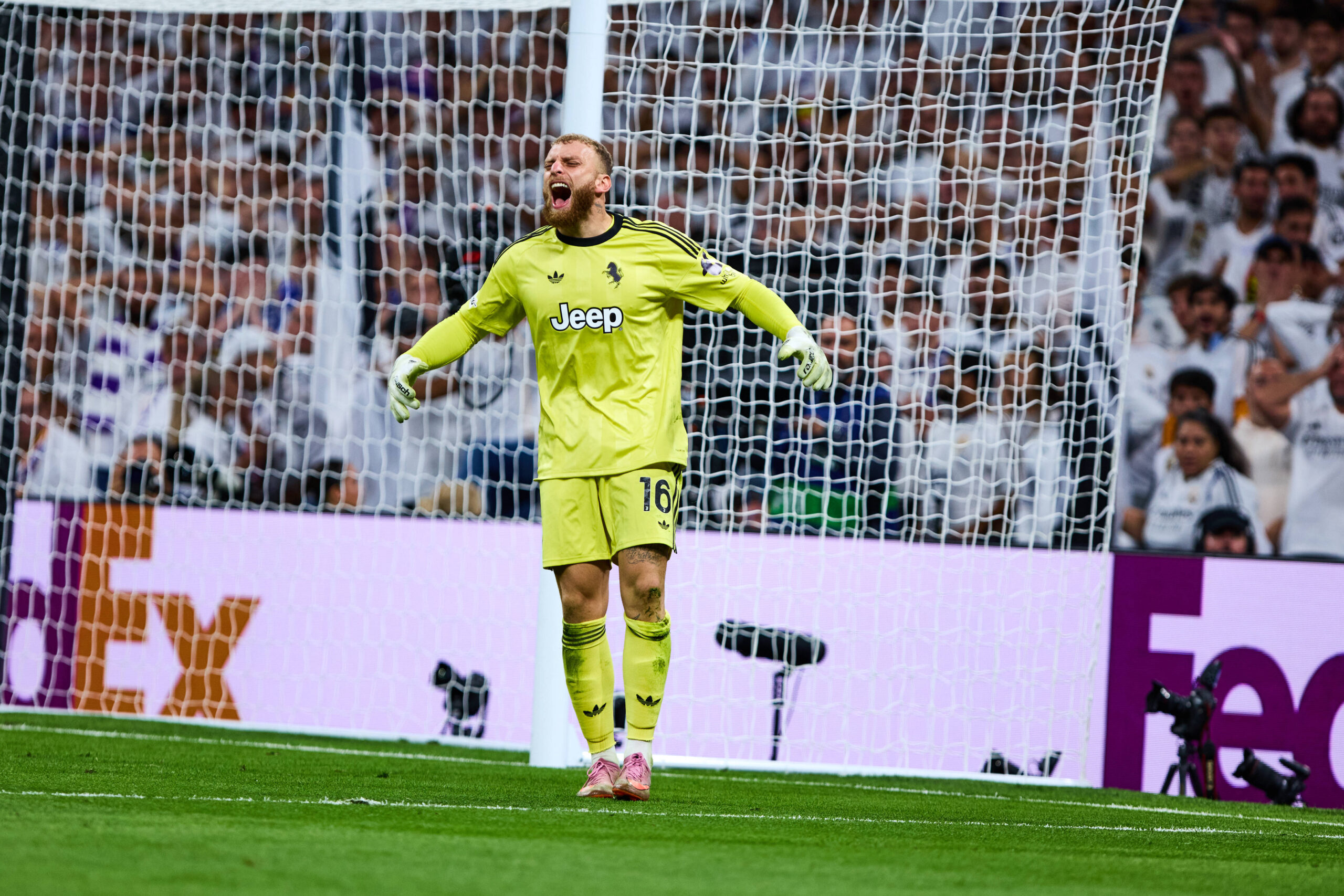 Real Madrid v Juventus - UEFA Champions League 2025/26 League Phase MD3 MADRID, SPAIN - OCTOBER 22: Michele Di Gregorio of Juventus FC reacts during the UEFA Champions League 2025/26 League Phase MD3 match between Real Madrid and Juventus at Estadio Santiago Bernabeu on October 22, 2025 in Madrid, Spain. Photo by Jose Javier Martinez/Photo Players Images/Magara Press Madrid Estadio Santiago Bernabeu Spain Copyright: xJosexJavierxMartinezx
2025.10.22 Madryt
pilka nozna , liga mistrzow
Real Madryt - Juventus Turyn
Foto IMAGO/PressFocus

!!! POLAND ONLY !!!