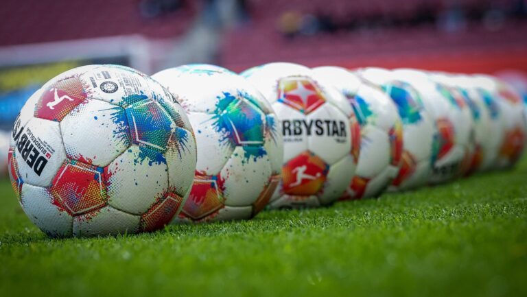 Derbystar-Baelle aufgereiht, FC Augsburg vs. RB Leipzig, Fussball, Maenner, DFL, Bundesliga, Saison 2025/2026, WWK Arena, 8. Spieltag, 25.10.2025 Augsburg Bayern Deutschland *** Derbystar balls lined up, FC Augsburg vs RB Leipzig, Football, Men, DFL, Bundesliga, Season 2025 2026, WWK Arena, Matchday 8, 25 10 2025 Augsburg Bavaria Germany Copyright: xkolbert-press/MartinxAguerax
2025.10.25 Augsburg
pilka nozna , liga niemiecka
FC Augsburg - RB Lipsk
Foto IMAGO/PressFocus

!!! POLAND ONLY !!!