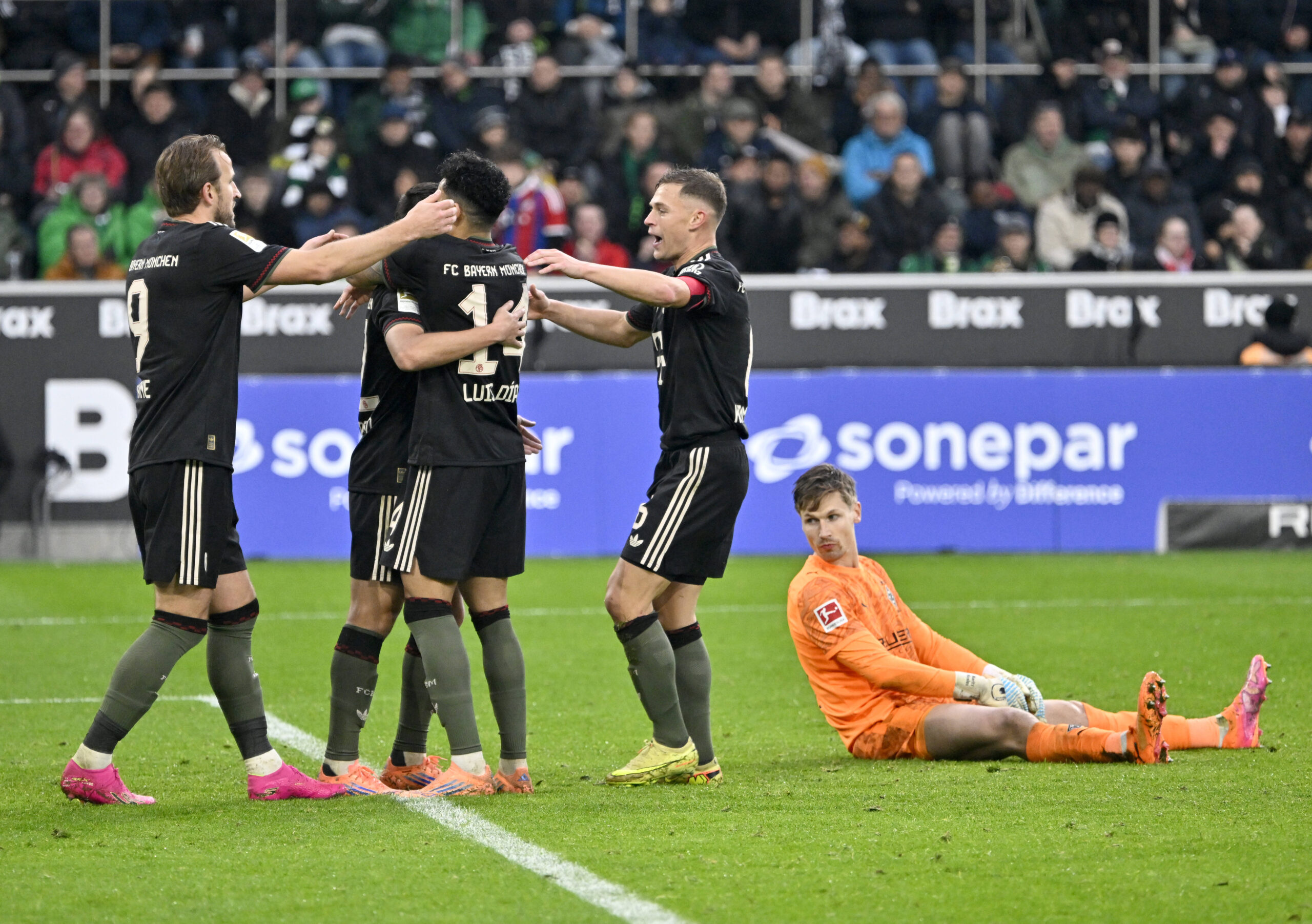 Borussia Park Monchengladbach, 25.10.2025, Fussball: Bundesliga Saison 25/26 8. Spieltag, Borussia Monchengladbach BMG, weiss vs FC Bayern Muenchen FCB, schwarz _ die Bayern jubeln, v.li.: Harry Kane FCB, Torschutze Raphael Guerrero FCB, Luis Diaz FCB, Joshua Kimmich FCB, Torwart Moritz Nicolas BMG ist frustriert DFL REGULATIONS PROHIBIT ANY USE OF PHOTOGRAPHS AS IMAGE SEQUENCES AND/OR QUASI-VIDEO *** Borussia Park Monchengladbach, 25 10 2025, Soccer Bundesliga Season 25 26 8 Matchday, Borussia Monchengladbach BMG, white against FC Bayern Muenchen FCB, black the Bavarians cheer, v li Harry Kane FCB , Goalkeeper Raphael Guerrero FCB , Luis Diaz FCB , Joshua Kimmich FCB , Goalkeeper Moritz Nicolas BMG is frustrated DFL REGULATIONS PROHIBIT ANY USE OF PHOTOGRAPHS AS IMAGE SEQUENCES AND OR QUASI VIDEO
2025.10.25 Moenchengladbach
pilka nozna , liga niemiecka
Borussia Moenchengladbach - Bayern Monachium
Foto IMAGO/PressFocus

!!! POLAND ONLY !!!