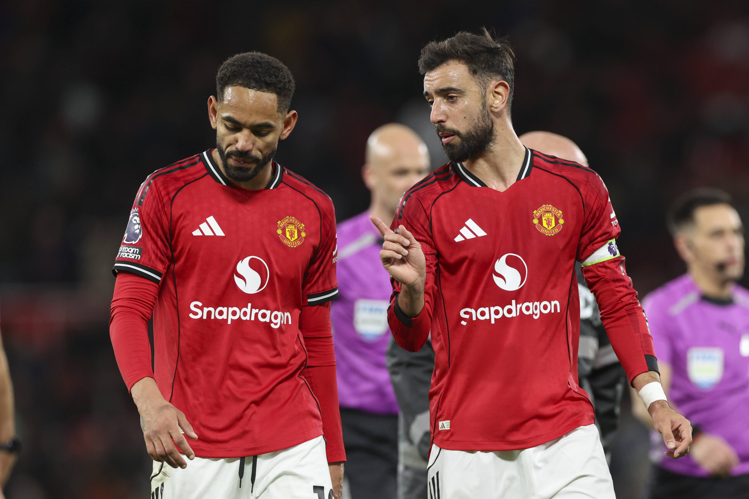 Manchester United, ManU v Brighton &amp; Hove Albion, Premier League Manchester United forward Matheus Cunha 10 and Manchester United midfielder Bruno Fernandes 8 talk as they leave the pitch at half time during the Manchester United v Brighton &amp; Hove Albion Premier League match at Old Trafford, Manchester, England on 25 October 2025 Credit: Phil Duncan/Every Second Media Editorial use only. All images are copyright Every Second Media Limited. No images may be reproduced without prior permission. All rights reserved. Premier League and Football League images are subject to licensing agreements with Football DataCo Limited. see https://www.football-dataco.com Copyright: xIMAGO/EveryxSecondxMediax ESM-1637-0020 PhilxDuncanx/xEveryxSecondxMediax
2025.10.25 Manchester
pilka nozna , liga angielska
Manchester United - Brighton and Hove Albion
Foto IMAGO/PressFocus

!!! POLAND ONLY !!!